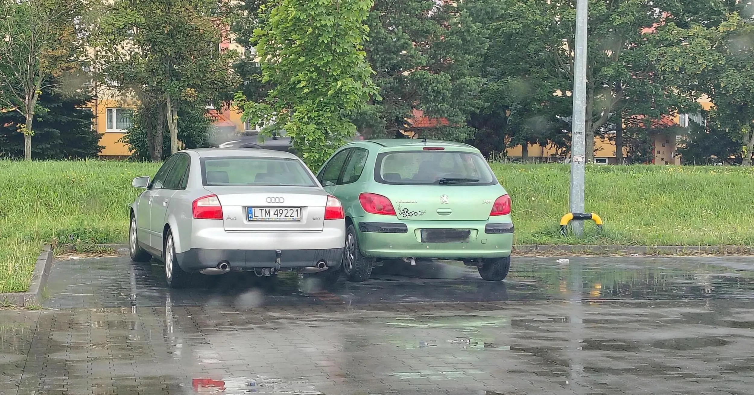 Parking pod sklepem na ul. Kiełczowskiej we Wrocławiu. W połowie pusty, ale po co myśleć...?