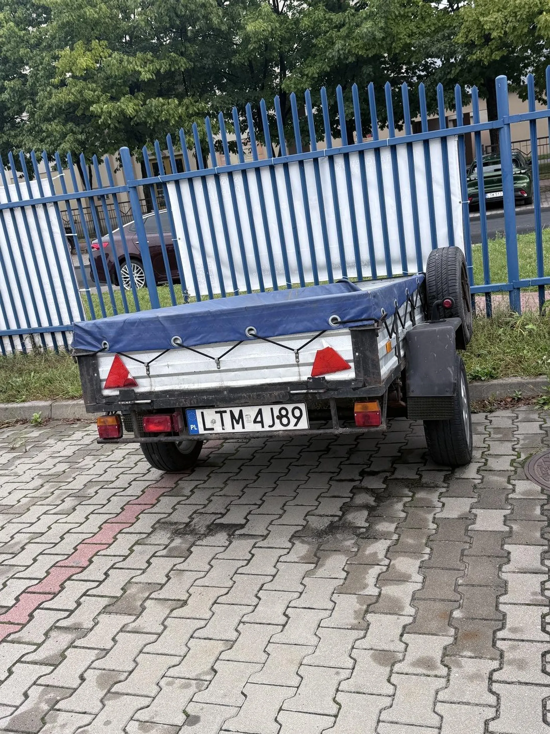 Prosimy o usunięcie przyczepki z parkingu pod blokiem. Parkowanie przez osoby tu niezamieszkałe utrudnia życie mieszkańcom, którzy i tak mają problem ze znalezieniem wolnego miejsca. Tu nie ma miejsca na twój złom! Nie mieszkasz tu – nie blokuj parkingu mieszkańcom!