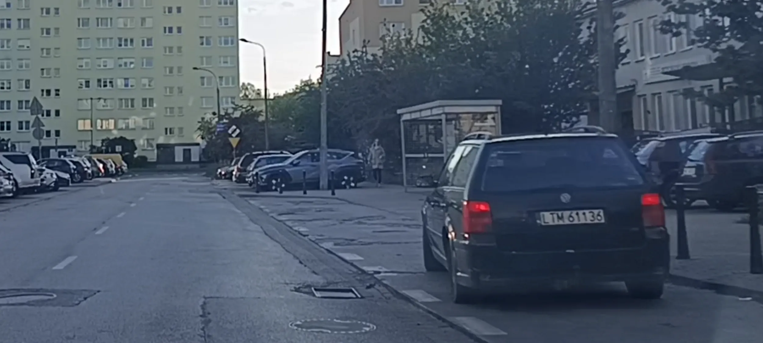 Nielegalne parkowanie w zatoce autobusowej