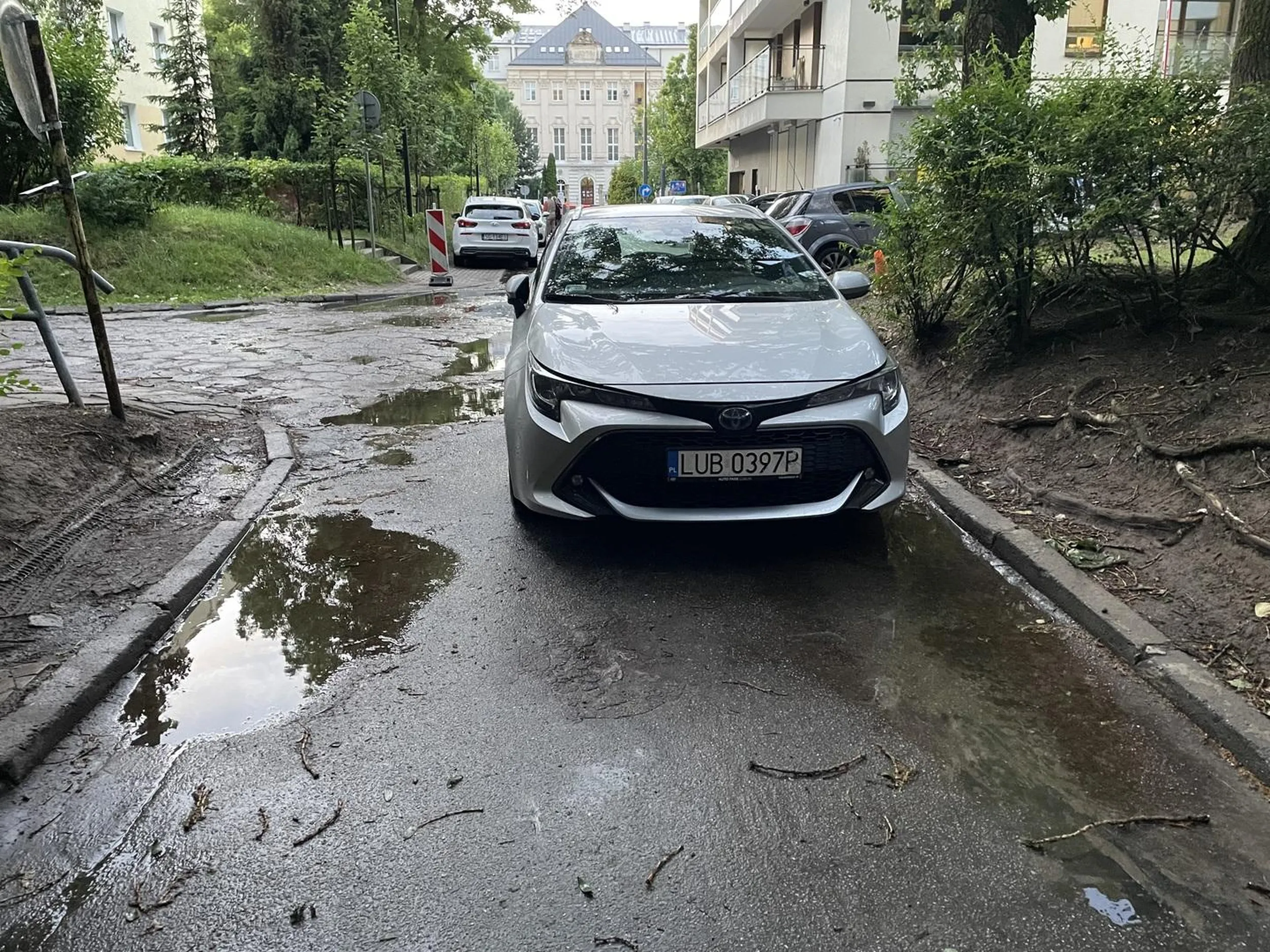 Kierowca blokuje jedyny wyjazd z bloku, powinien zostać odesłany na ponowny kurs prawa jazdy