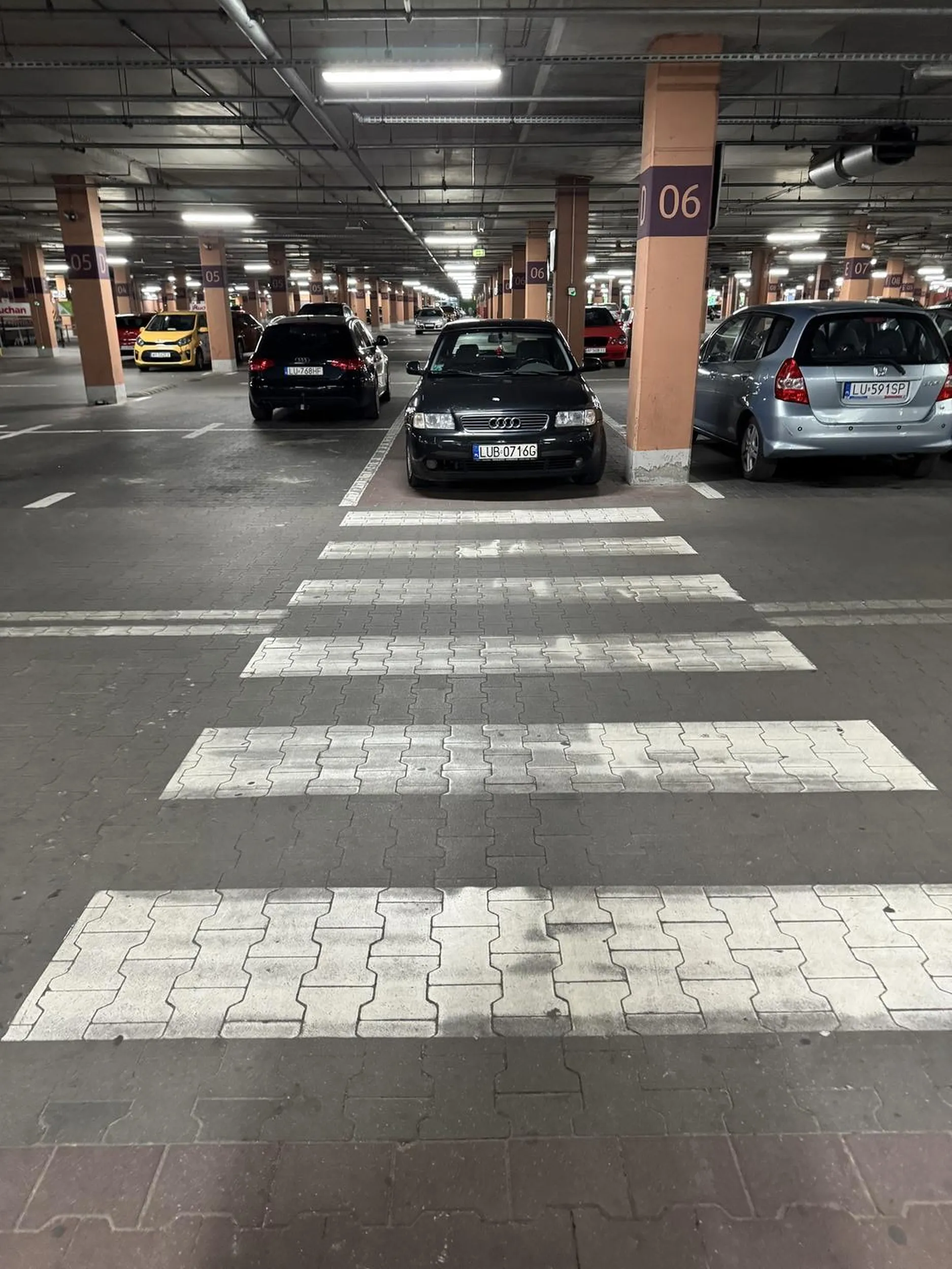 Przyjechało do Auchana i na środek przejścia. Cztery zera ,a piąte na zakupach…