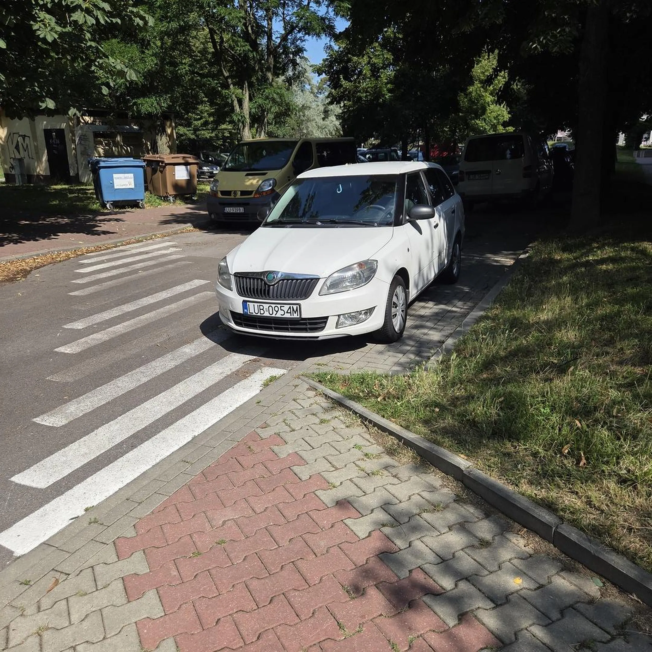 To jest przejście dla pieszych, nie parking! Slepy/a? To sobie okulary kup!