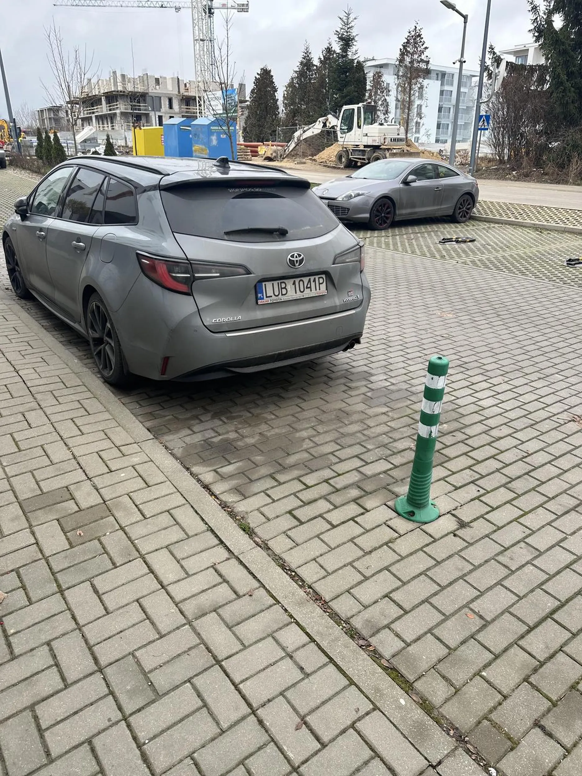 Kierowca nie grzeszy inteligencją. Zajmuje miejsce gdzie mogły by się zmieścić 2 samochody.