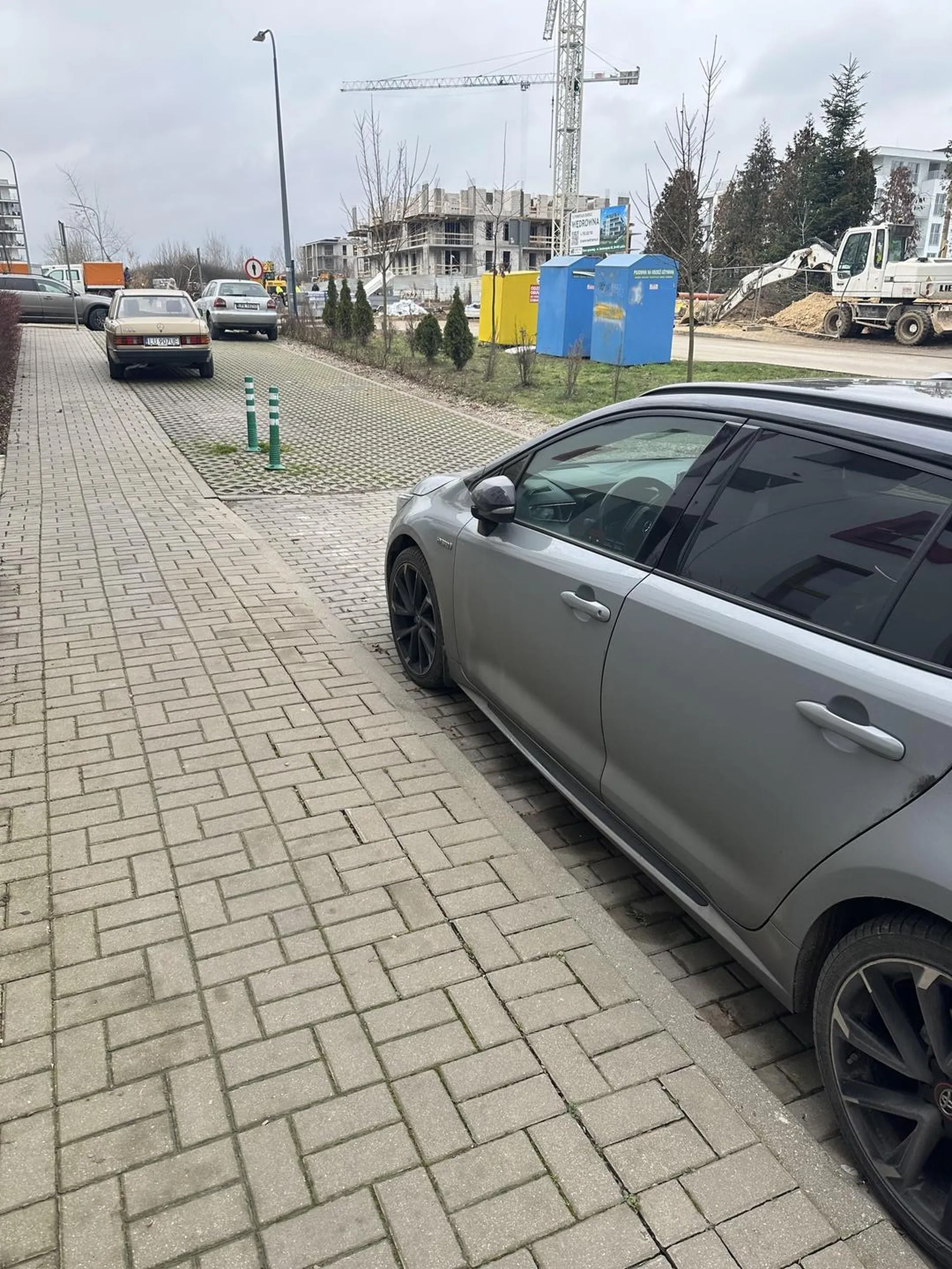 Kierowca nie grzeszy inteligencją. Zajmuje miejsce gdzie mogły by się zmieścić 2 samochody.