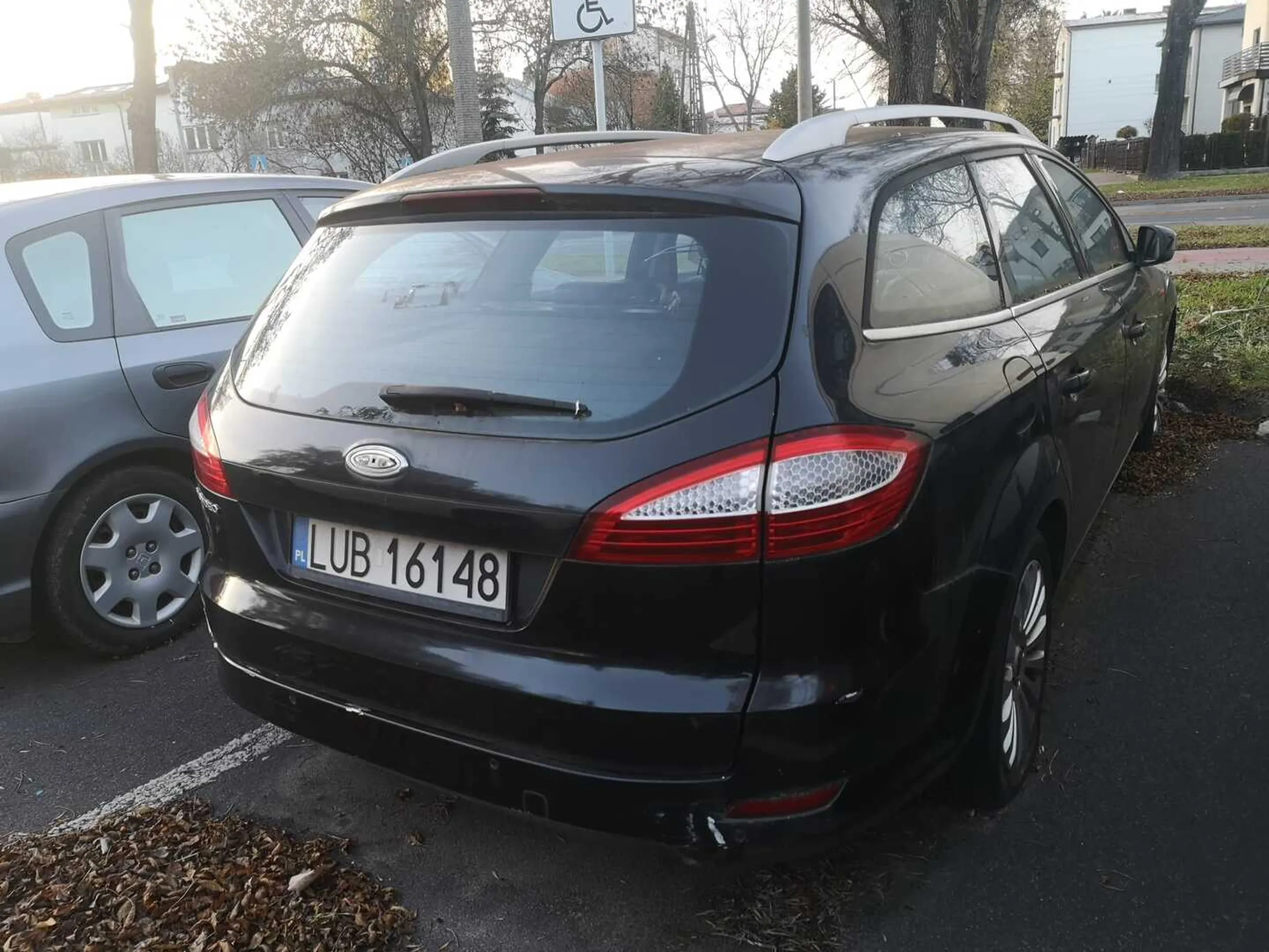 Stoi tam 2 lata ford mondeo na ulicy Trześniowska