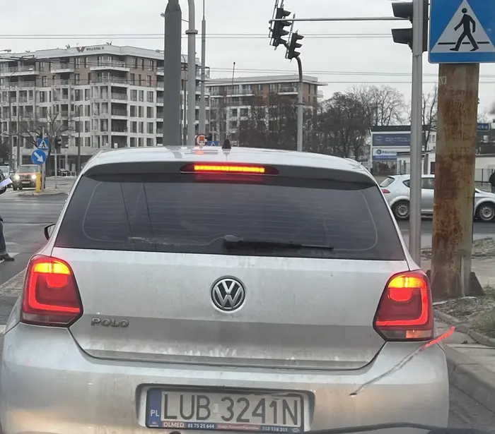 Porażka! Prawo jazdy znalazła w chipsach. Jeździ bez kierunkowskazów, zajeżdża drogę.