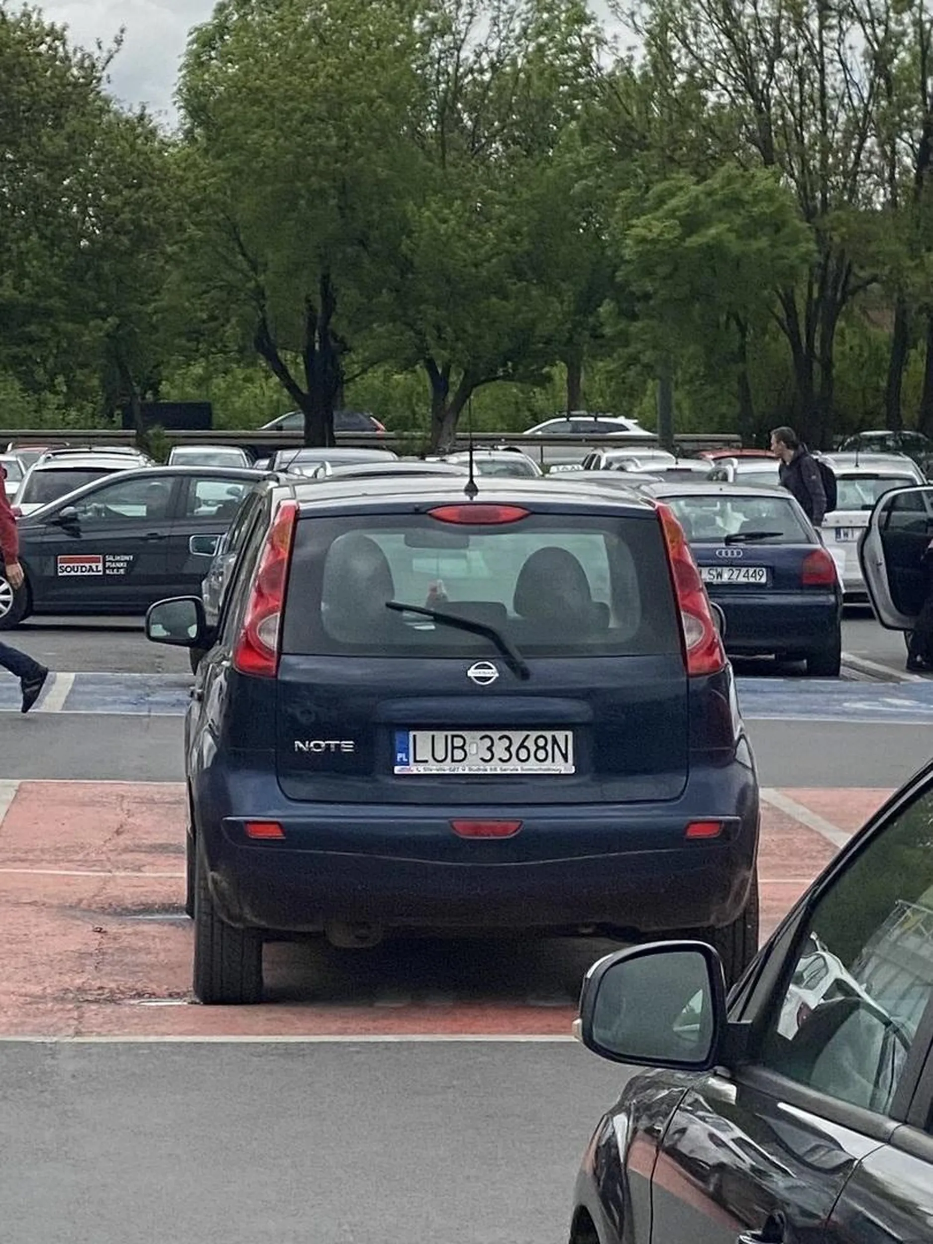 Kobieta z otyłością parkuje na rodzinnych