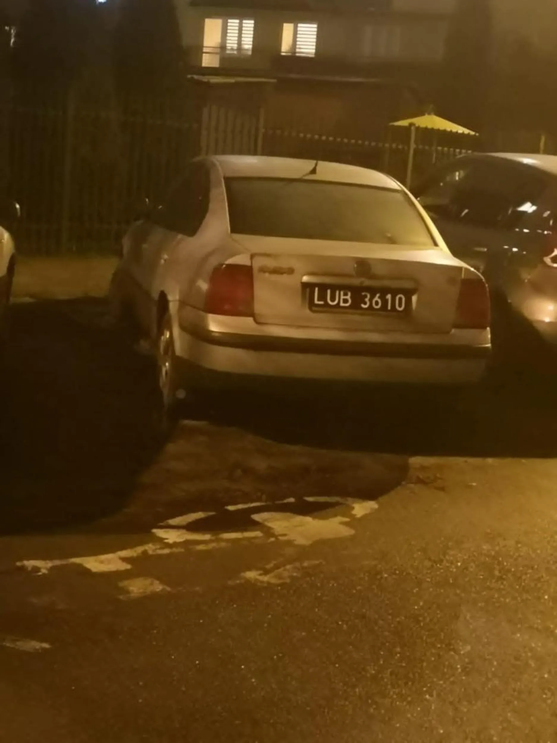 Porzucony na ulicy, stoi ze spuszczoną oponą w Lublinie, od tamtego roku