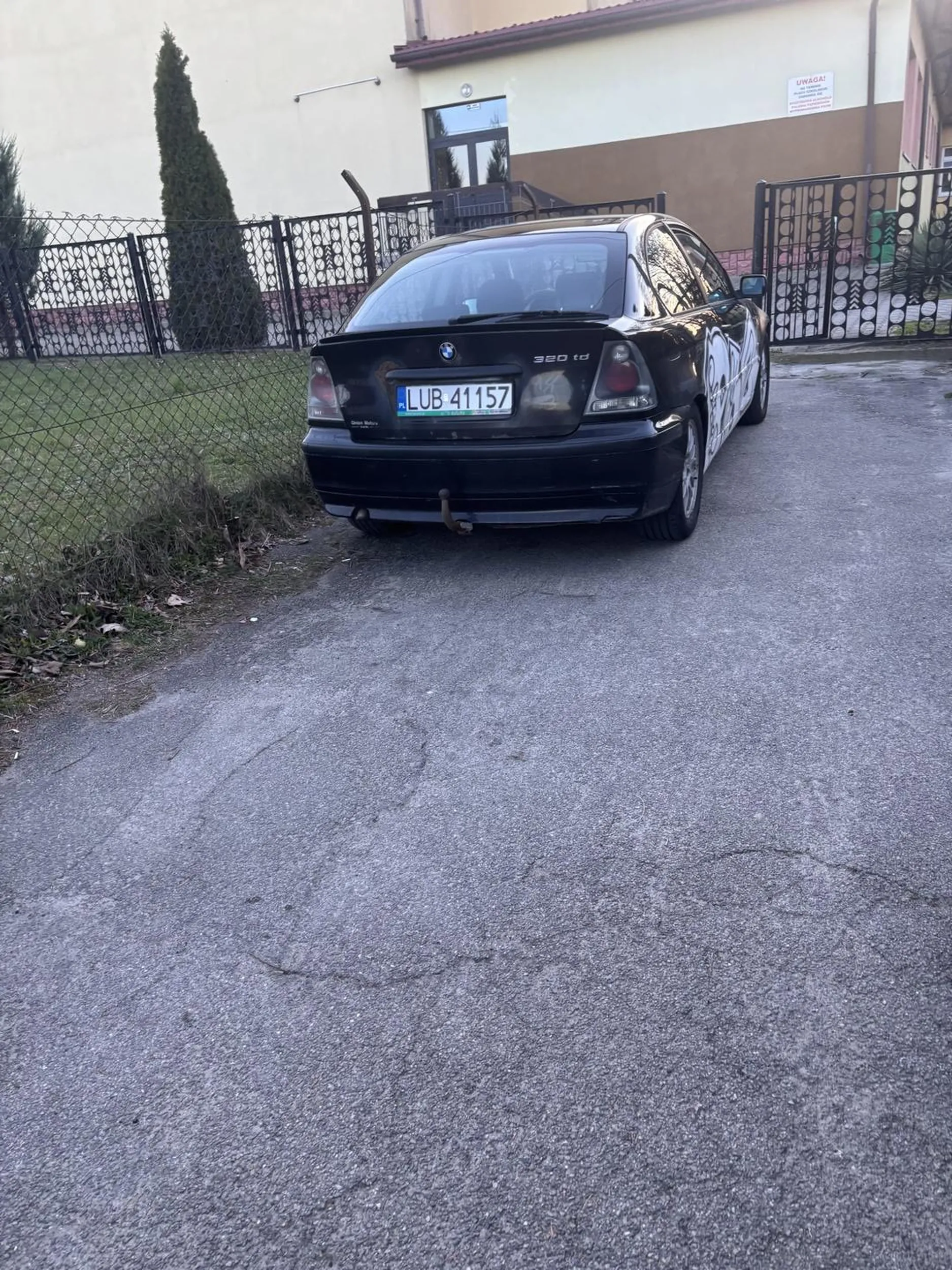 Młody myśli że umie jeździć, a wręcz przeciwnie! Notorycznie przekracza prędkość, wymusza pierwszeństwo a w dodatku parkuje w miejscach utrudniających ruch pieszym oraz dokąd do posesji