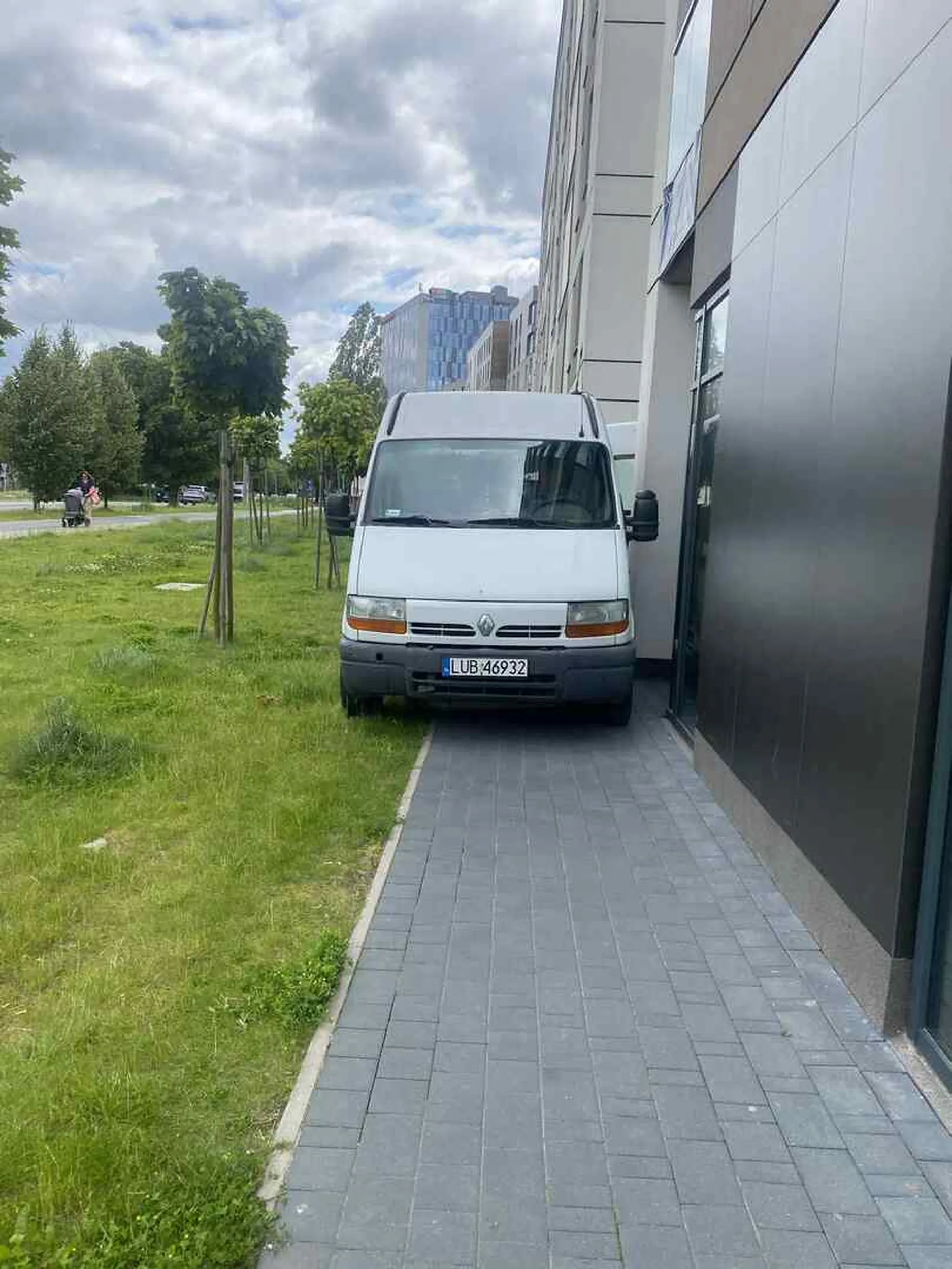 Uwaga na tego buraka, po zwroceniu uwagi zeby nie parkowal na chodniku i trawie uslyszalam "czy dawno w morde nie dostalam", najlepiej to omijac szerokim lukiem bo niebezpieczy typ