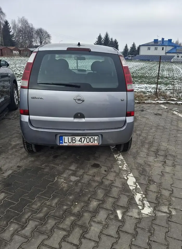 Gość zarysował mi lusterko i od razu zaczął się tłumaczyć, że to nie on. Wjechał na moje miejsce parkingowe, przekraczając linię swojego, ale twierdził, że dobrze zaparkował. Szkoda była zbyt mała, żeby wzywać służby, a patrząc na jego auto porysowane dookoła, chyba nie był to jego pierwszy taki manewr. Zero odpowiedzialności!
