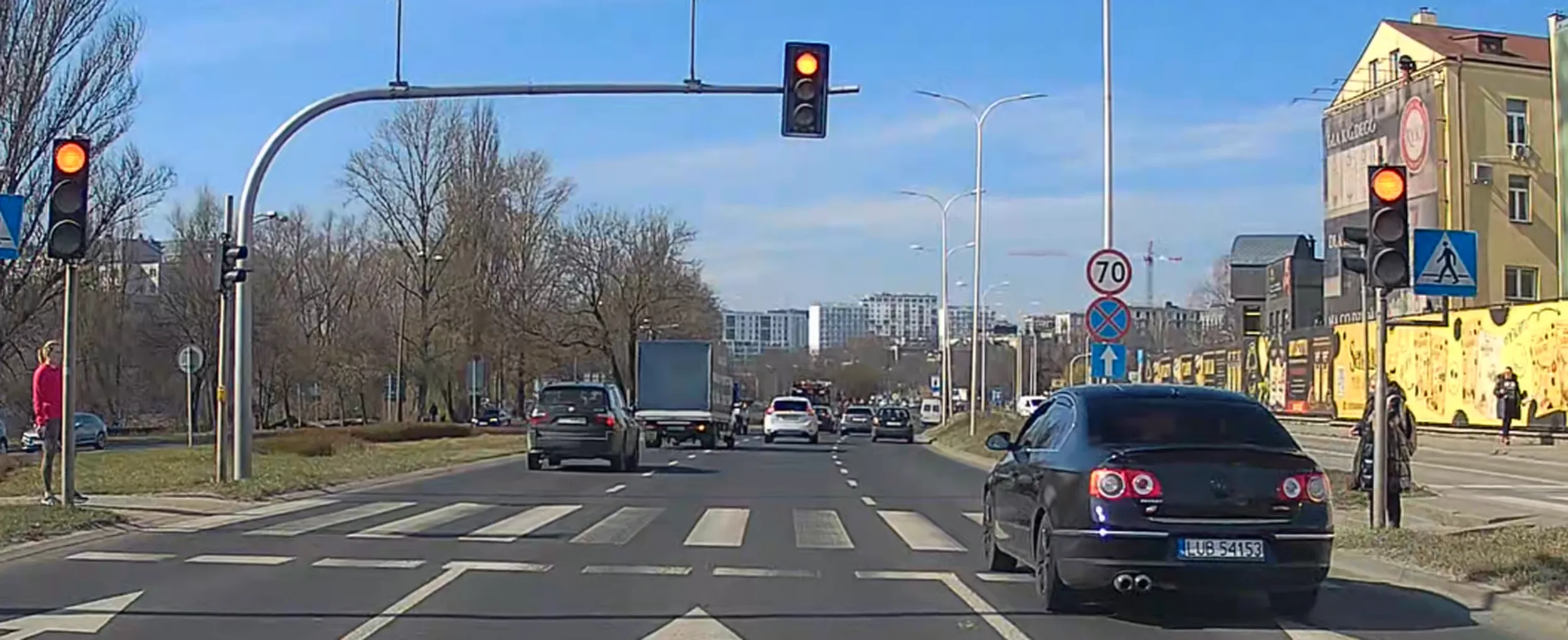 mam cały filmik jak przejeżdżasz z impetem przez czerwone tak jak drugi baran obok :]