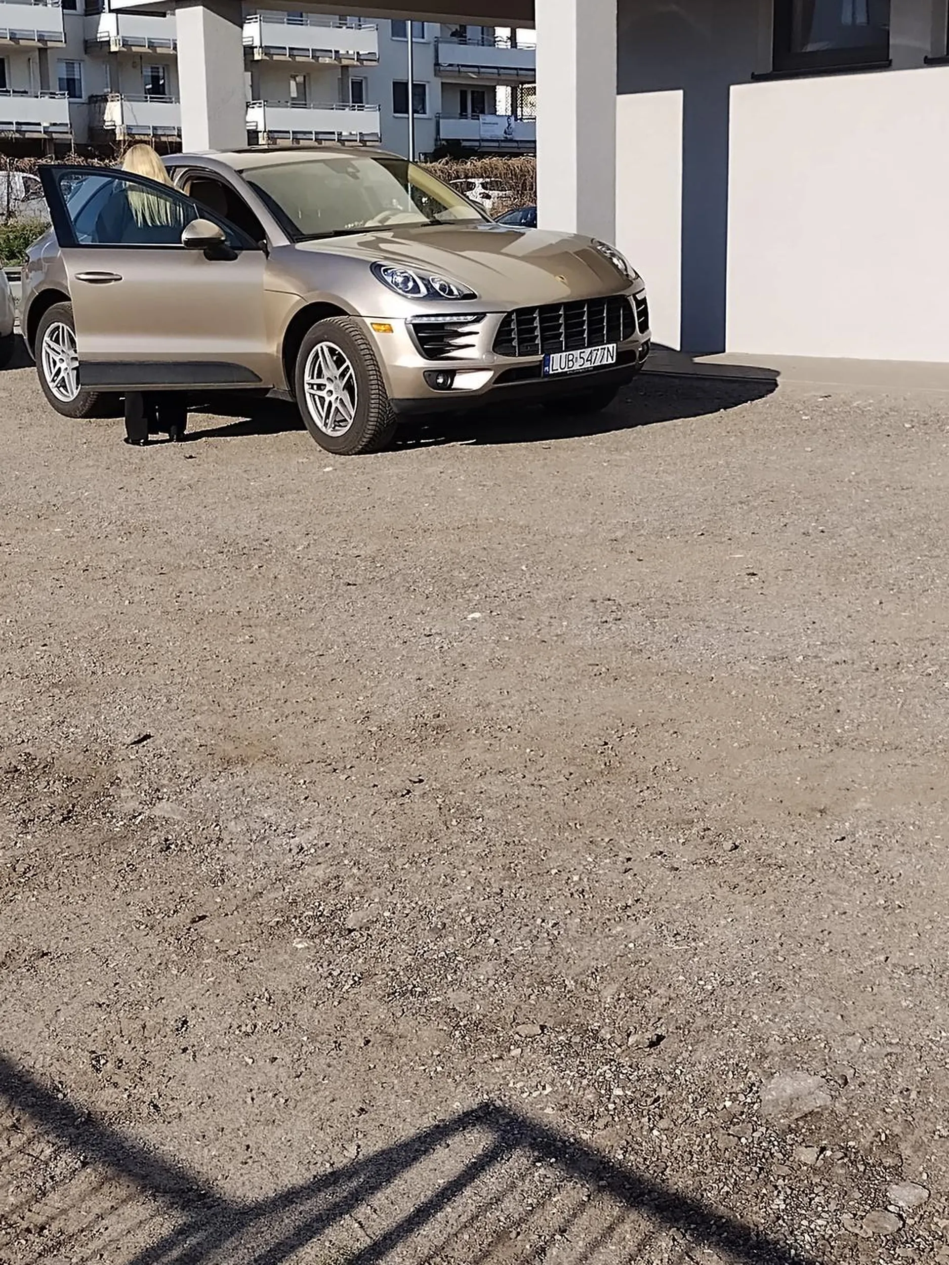 Jeździ babsztyl po chodniku, parkuje pod kościołem bo się nie chce przejść do szkoły z parkingu do tego przeznaczonego!!! Doprawdy 200 metrów spacerku dobrze by tej babie zrobiło!!!! O mało nie potrąciła dziecka!!!!