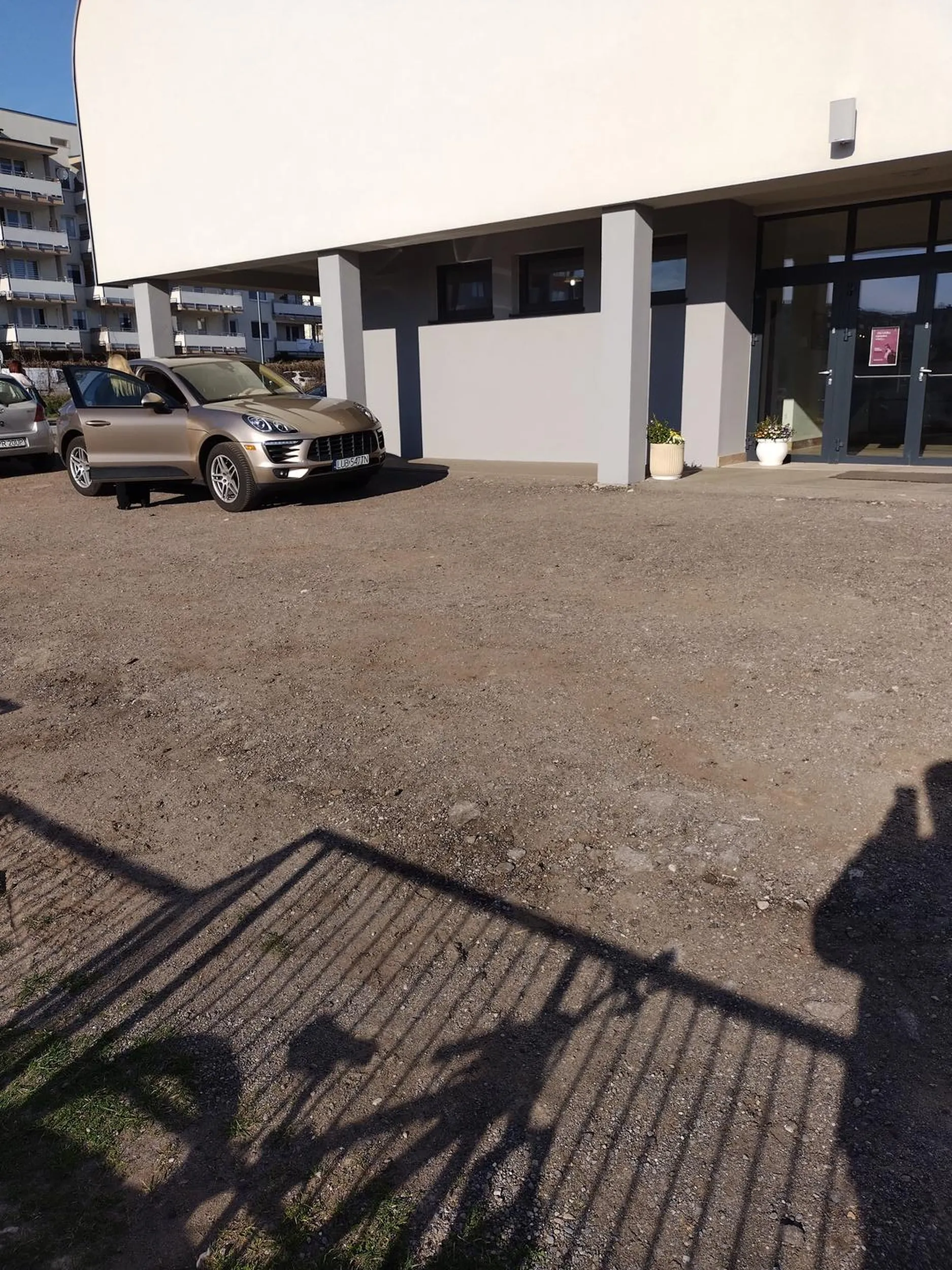 Jeździ babsztyl po chodniku, parkuje pod kościołem bo się nie chce przejść do szkoły z parkingu do tego przeznaczonego!!! Doprawdy 200 metrów spacerku dobrze by tej babie zrobiło!!!! O mało nie potrąciła dziecka!!!!