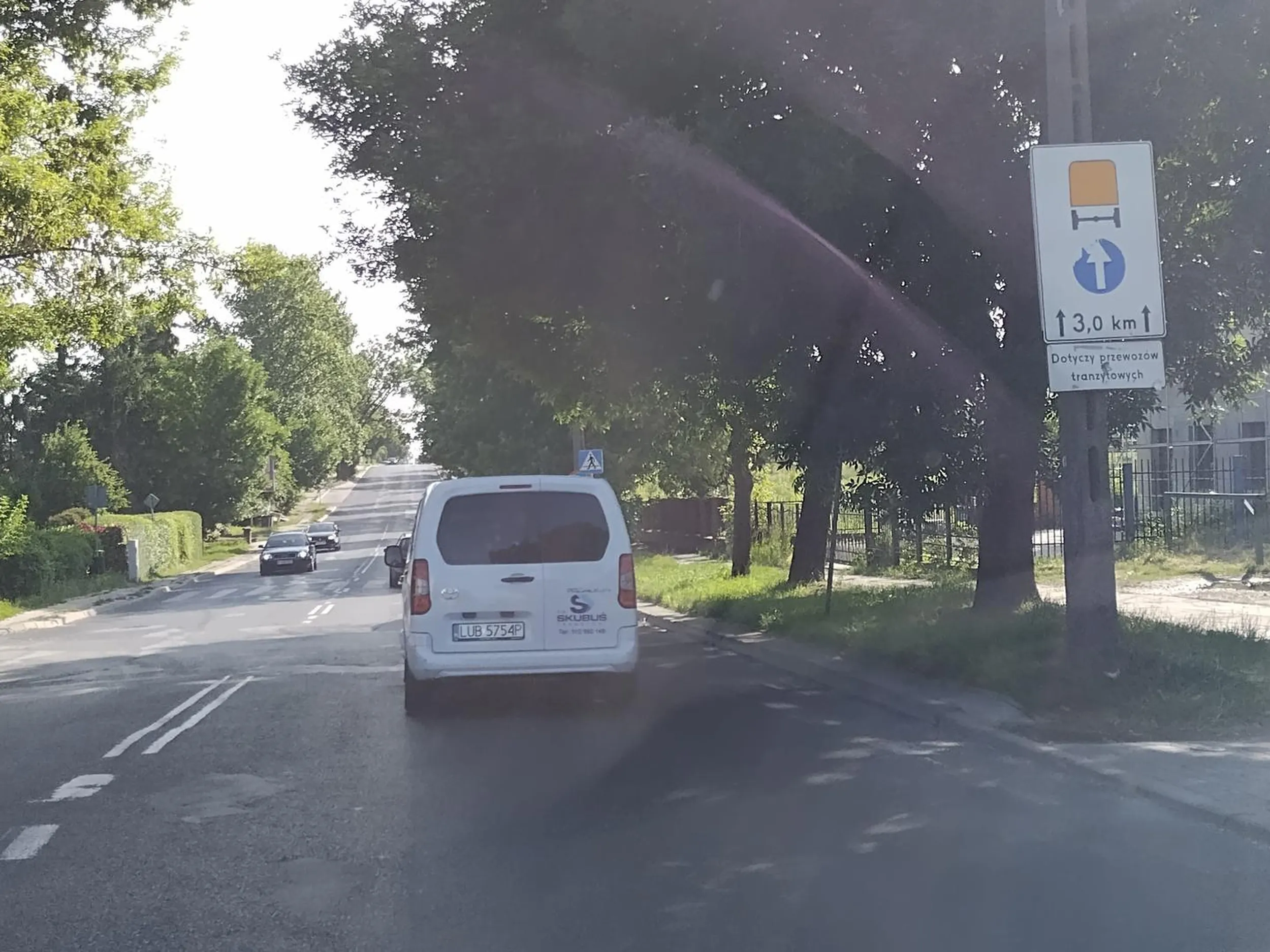 Dziś sobie z gracją kierowca przejechał skrzyżowanie na czerwonym.... A co mu nie można? Żywa reklama firmy...?