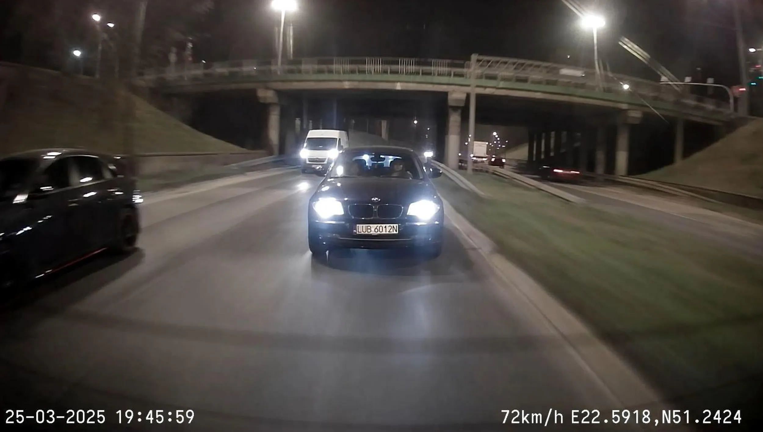 blond tępa dzida co urządza sobie wyścigi po mieście w bmw