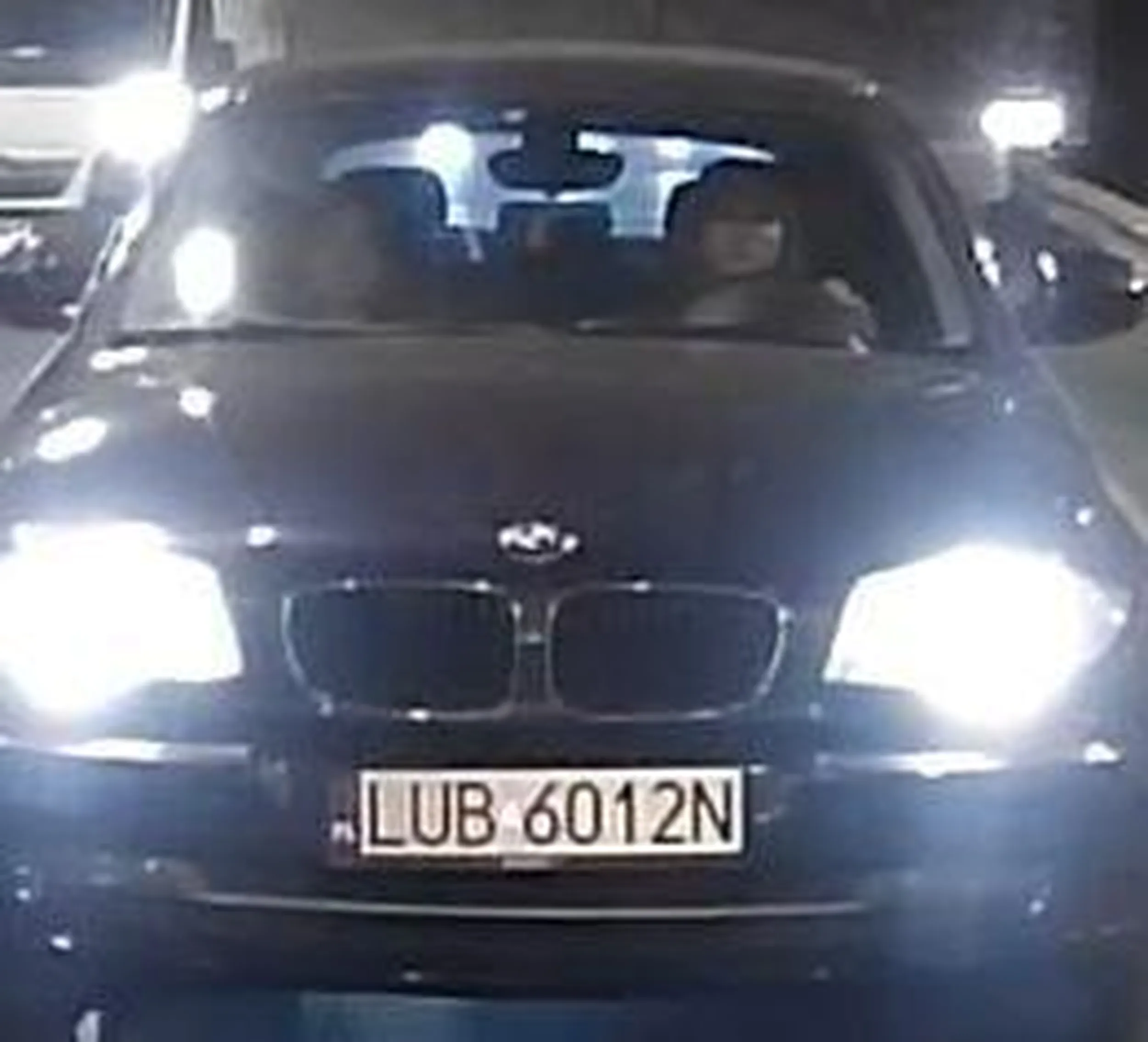 blond tępa dzida co urządza sobie wyścigi po mieście w bmw