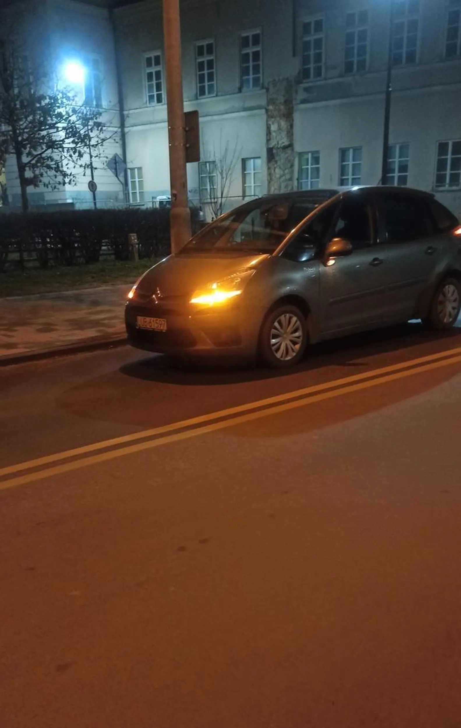 Chodnik obok jest dla samochodów, mogłeś tam wjechać a nie blokujesz wjazd na ulicę.