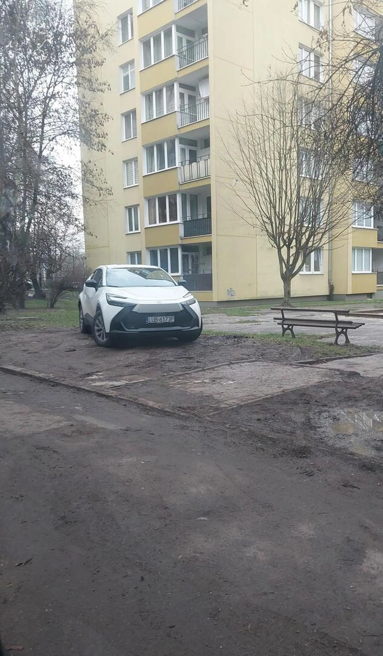 Gratuluję za zajęcie trzech miejsc do parkowania jednym autem.