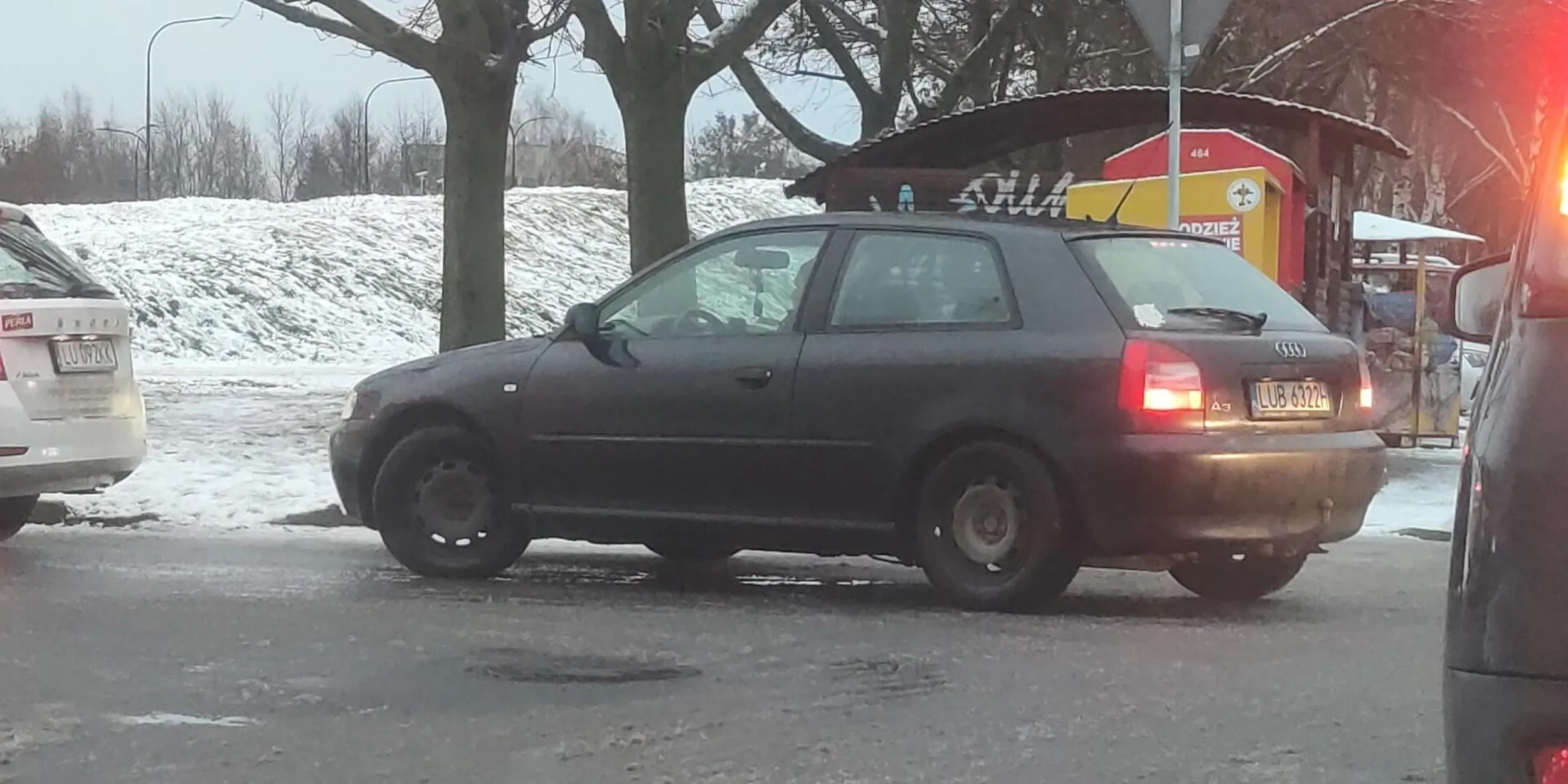 Lublin, Felin ul. Wł. Jagiełły cwaniackie wyprzedzanie na skrzyżowaniu pod stokrotką po czym po przejściu dla pieszych i chodnikiem...