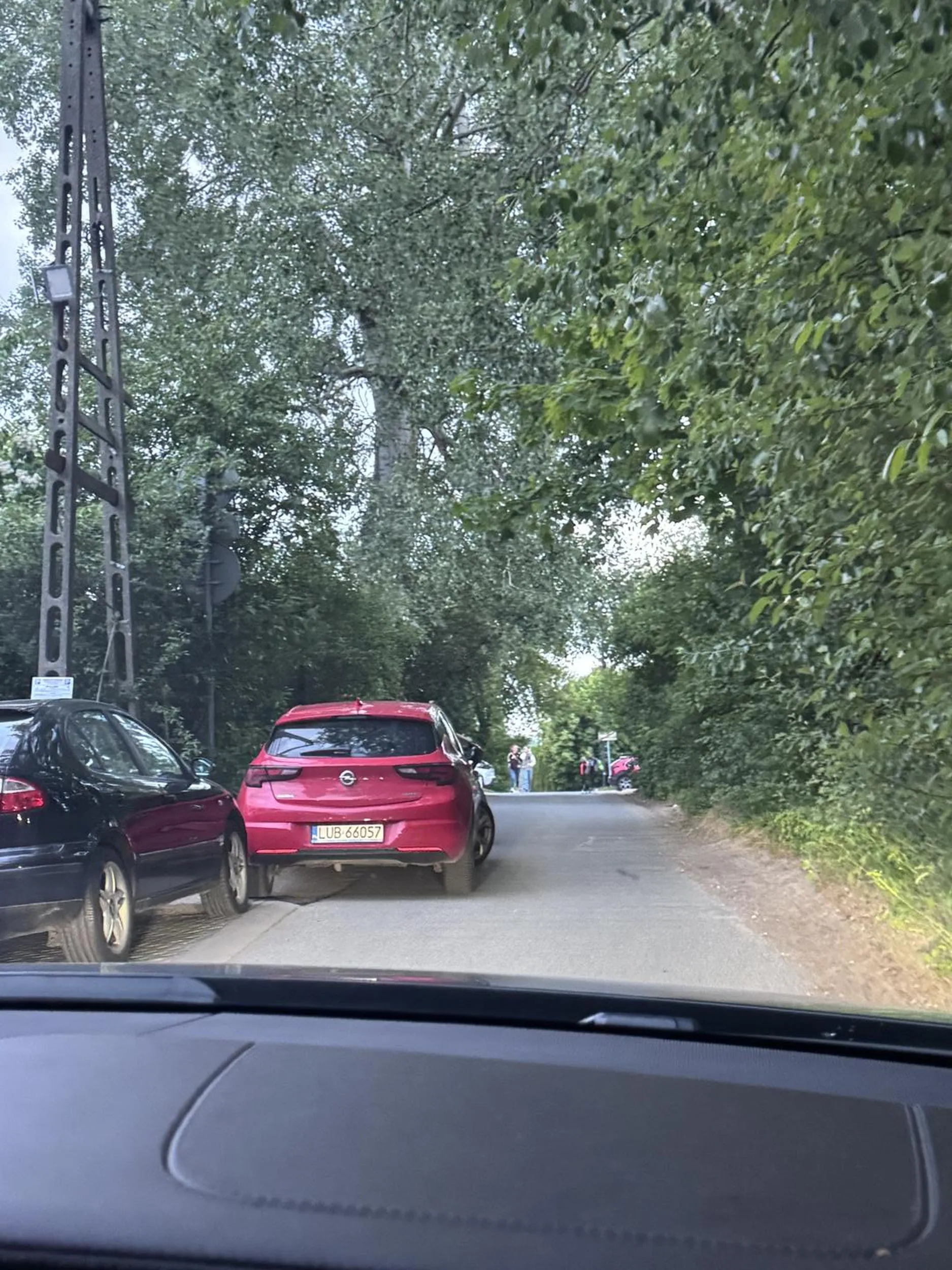 nie zastawiaj drogi, bo obok masz parking. jak nie ma miejsca to stań dalej i przejdz sie dla zdrowia