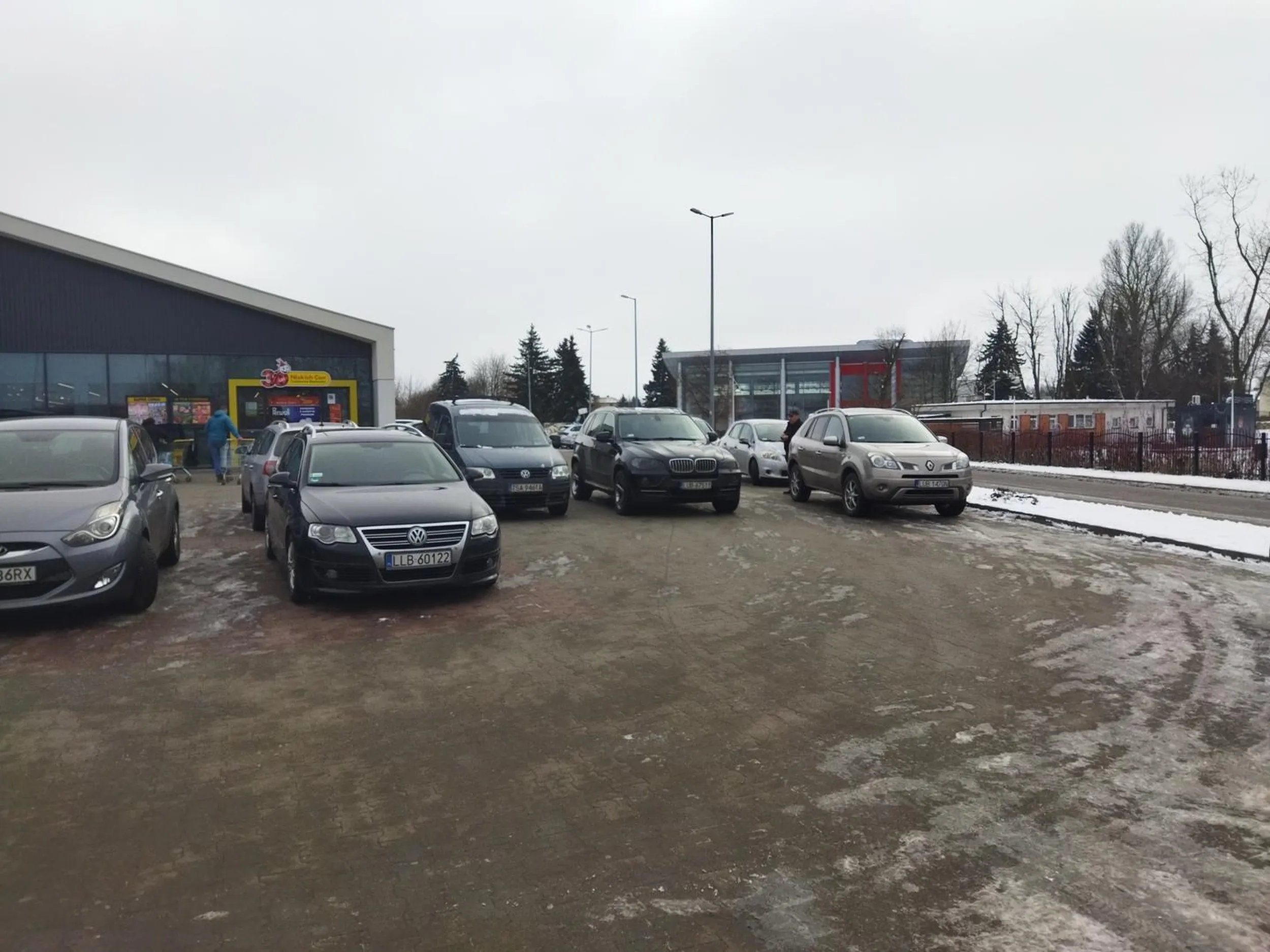 Blokowanie przejazdu na parkingu. Jak by się dało i szersze drzwi od biedry były to by furą i pod stoisko mięsne podjechano. Brak słów