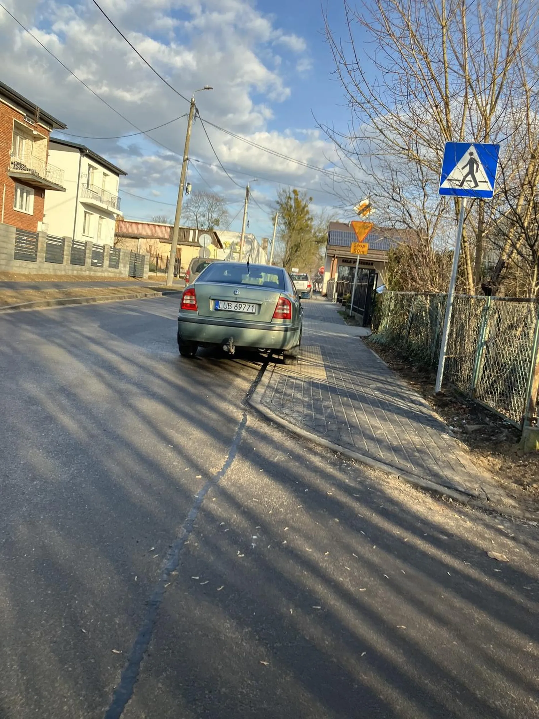 Postój na przejściu dla pieszych oraz brak 1,5m miejsca dla pieszych na chodniku.