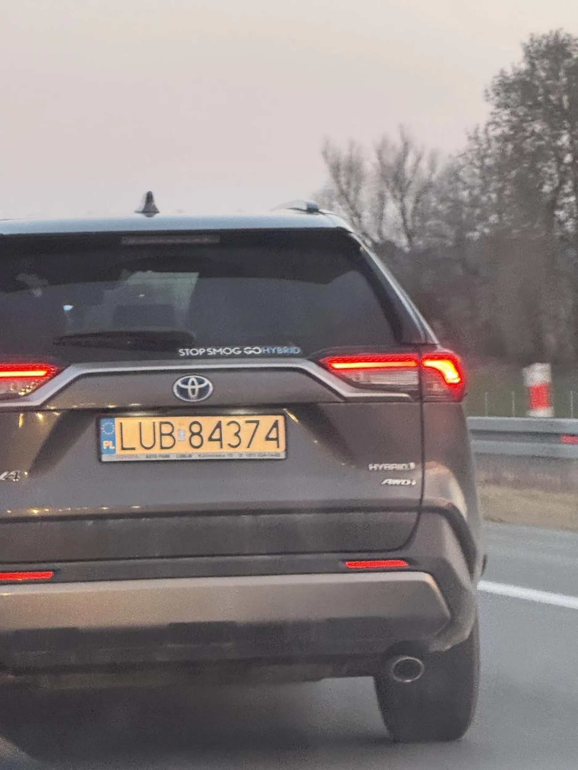 Ten kierowca to skrajnie nieodpowiedzialna i niebezpieczna osoba, która nie powinna znajdować się za kierownicą. Zajeżdżanie drogi i gwałtowne hamowanie na drodze szybkiego ruchu to nie tylko skrajna głupota, ale też realne zagrożenie dla innych uczestników ruchu. Takie zachowanie może doprowadzić do poważnego wypadku, a nawet tragedii.  Droga to nie miejsce na rozładowywanie swoich frustracji, a brawura i brak wyobraźni mogą kosztować czyjeś życie.