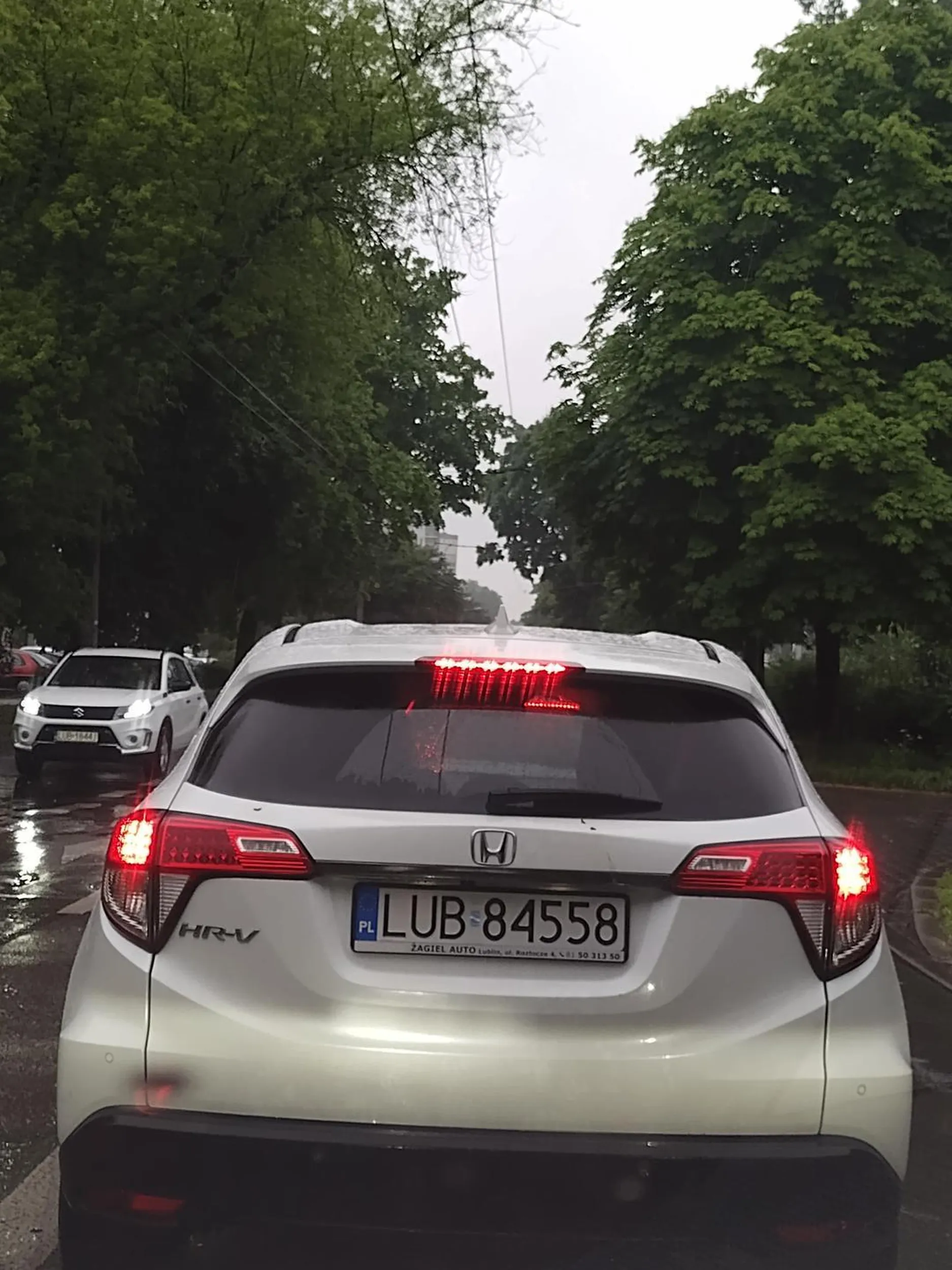 Jadę na zderzaku, nikogo nie wpuszczę bo nie mam kultury i takim autem się poruszam!