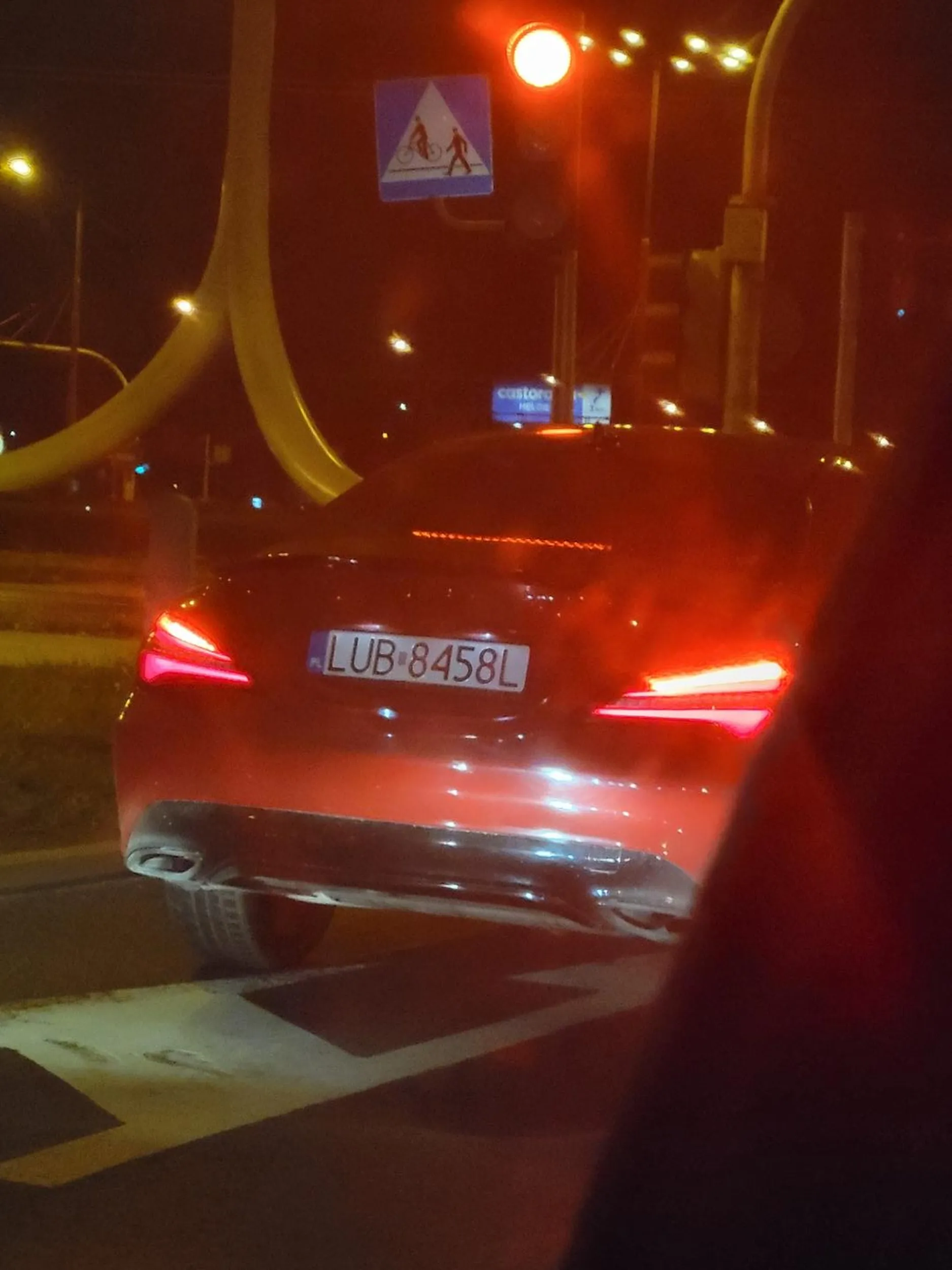 Burak w bordowym audi ktory myśli, ze jak na wiosce nie ma oznakowan poziomych na jezdni to w miescie sa tylko dla ozdoby. Masakra.