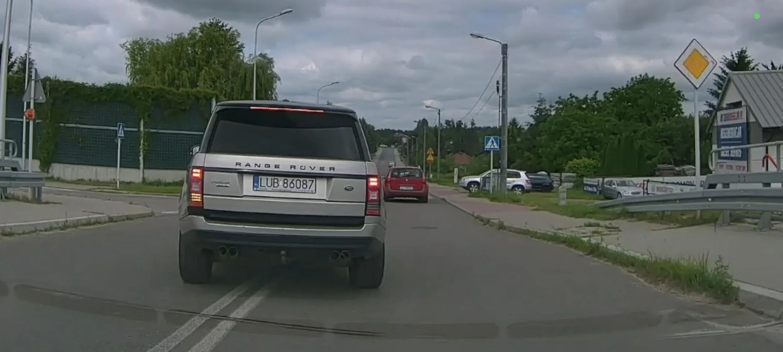 Burak, który wyprzedza wciskając się na chama, po czym skręca w lewo przejeżdżając jakieś 200/300m