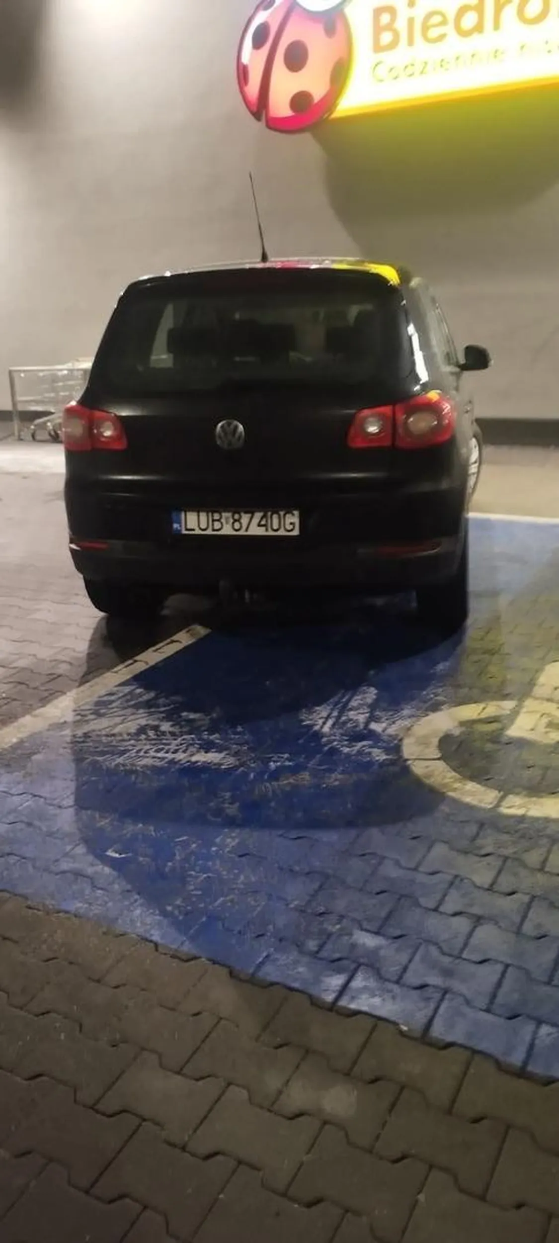 Zacznij szanować niepełnosprawnych,  bo przez ciebie ciezko włożyć kogoś na wózku do auta