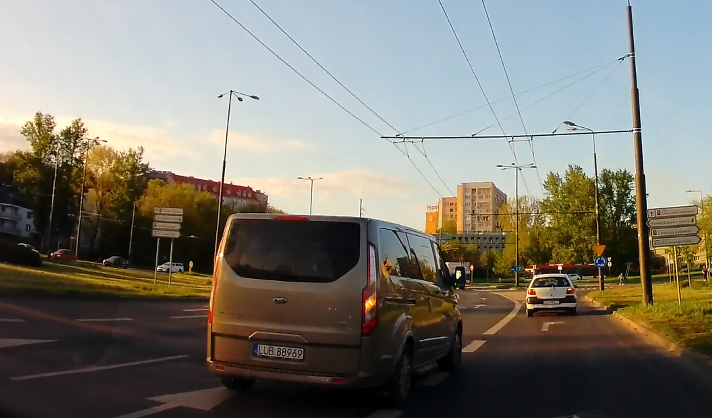 Gówni@k wymusza pierwszeństwo przy zmianie pasa.