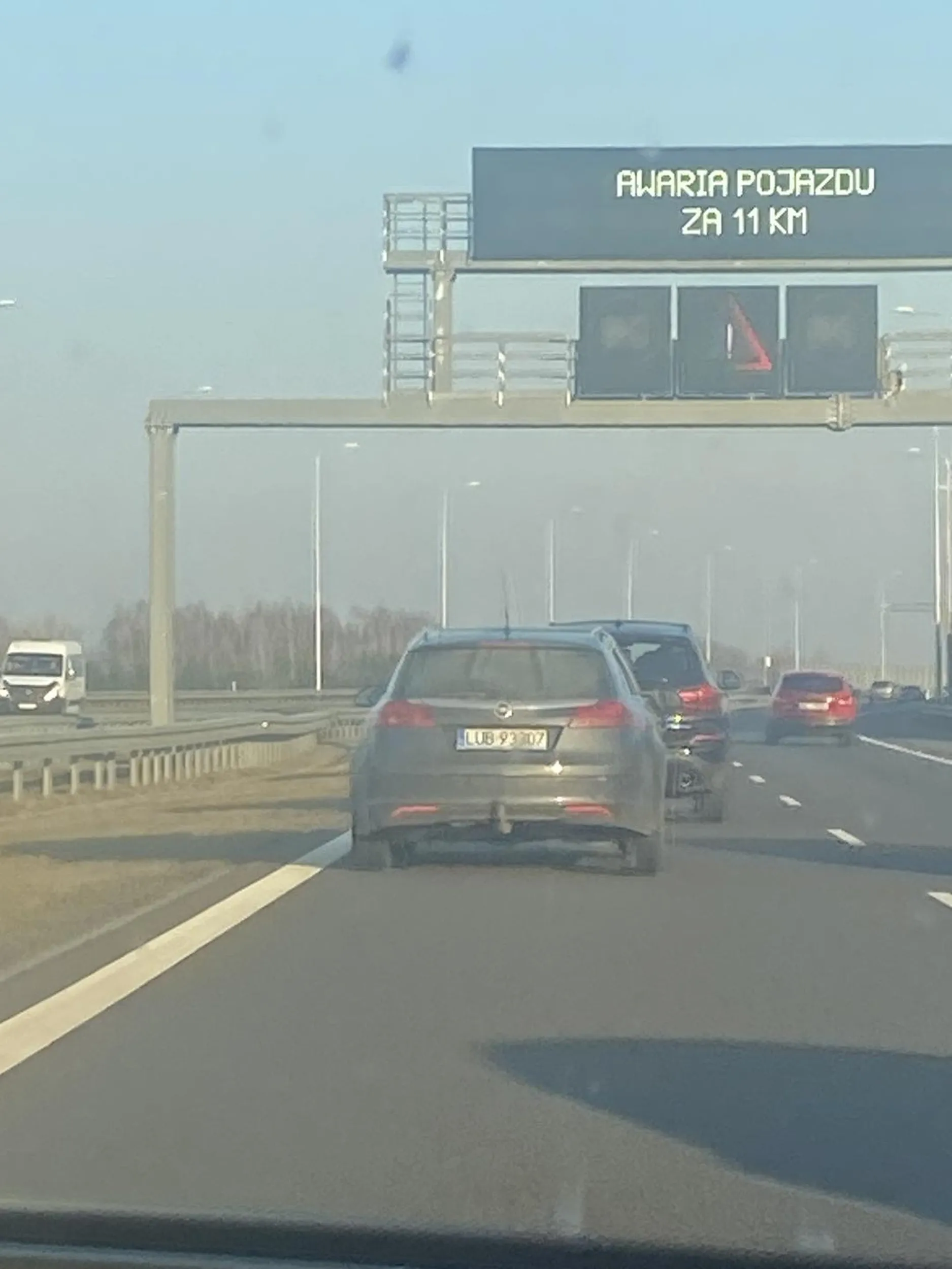 Nie dość, że Pan stwarza zagrożenie na drodze szybkiego ruchu to w dodatku prawie  na sobie dokonał selekcji naturalnej na ciężarówce  ;) nie pozdrawiam