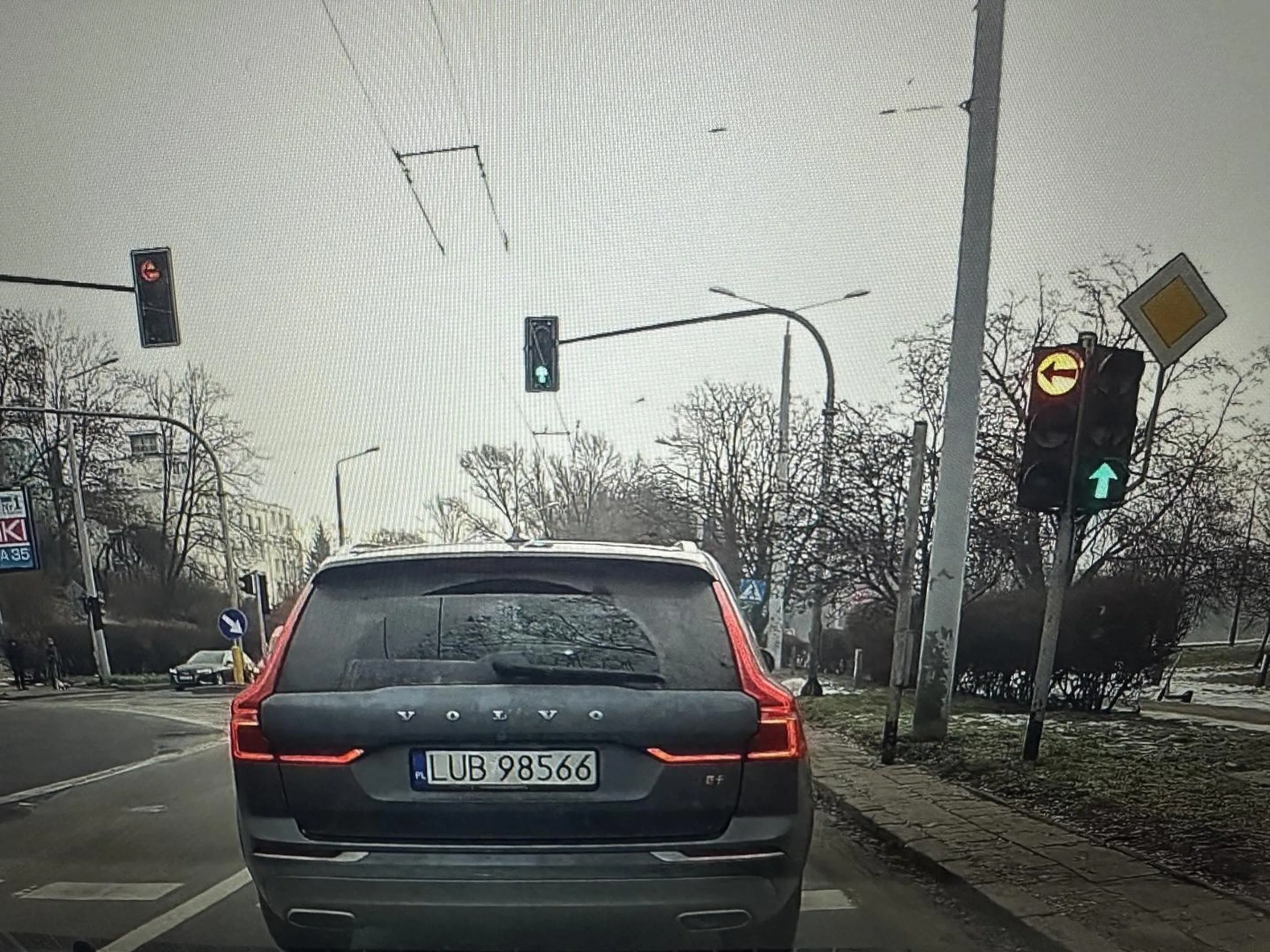 Frustrat za kółkiem. Nagranie wysłane na policję. Nie dość że, ma problemy ze wzrokiem (dwa sygnalizatory jeden pokazuje zielone, drugi czerwon3, i już nie wie co robić), a na trabniecie żeby nie blokował ruchu, specjalnie spowalnia, jedzie 15-20 na h, jadąc w sposób niezgodny z przepisami, na dodatek specjalnie hamuje żeby pokazać „kto tu jest panem drogi”. Zobaczymy co na to organy ścigania. Czy podzielą Twoją „radość” „chamstwo” za kółkiem.