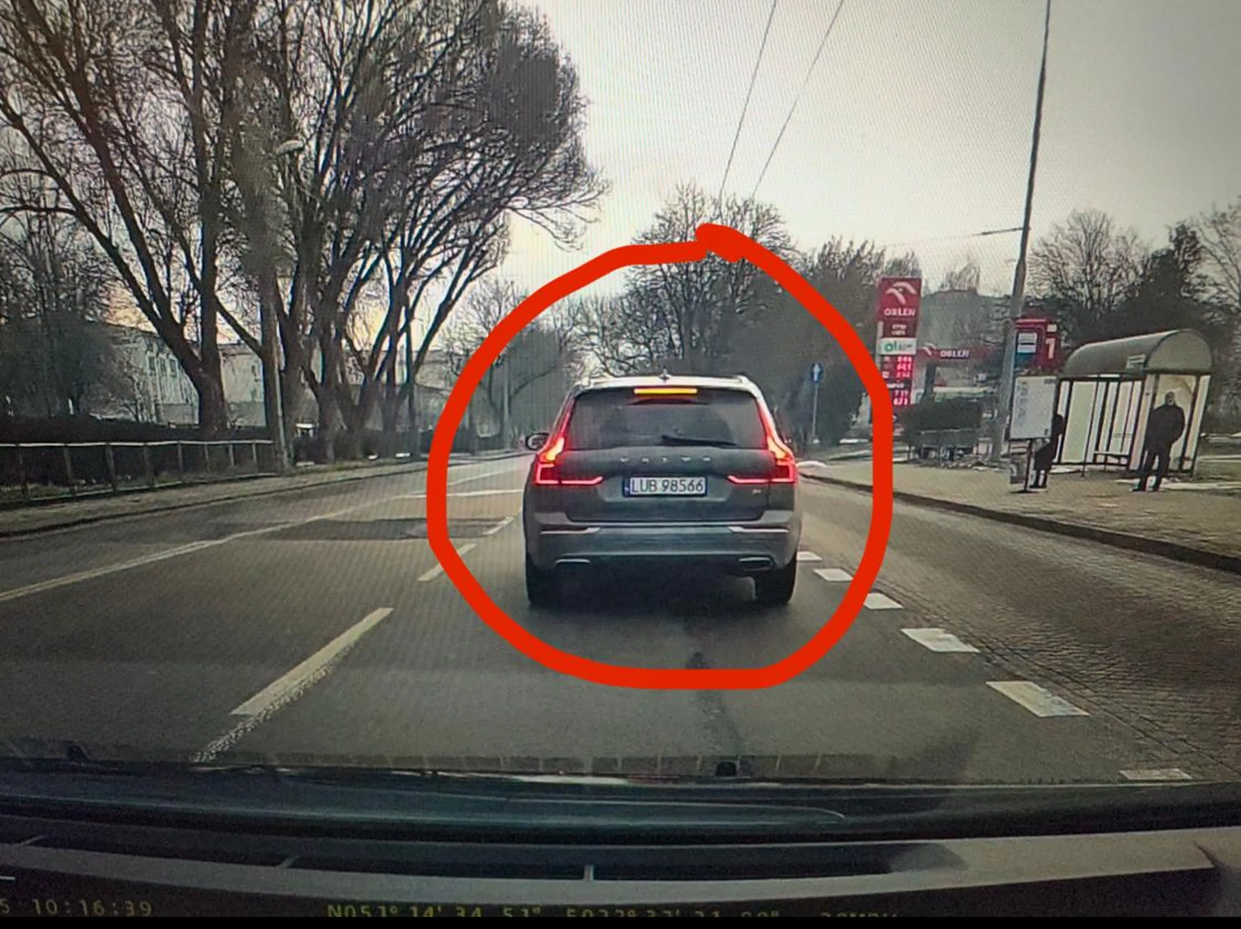 Frustrat za kółkiem. Nagranie wysłane na policję. Nie dość że, ma problemy ze wzrokiem (dwa sygnalizatory jeden pokazuje zielone, drugi czerwon3, i już nie wie co robić), a na trabniecie żeby nie blokował ruchu, specjalnie spowalnia, jedzie 15-20 na h, jadąc w sposób niezgodny z przepisami, na dodatek specjalnie hamuje żeby pokazać „kto tu jest panem drogi”. Zobaczymy co na to organy ścigania. Czy podzielą Twoją „radość” „chamstwo” za kółkiem.