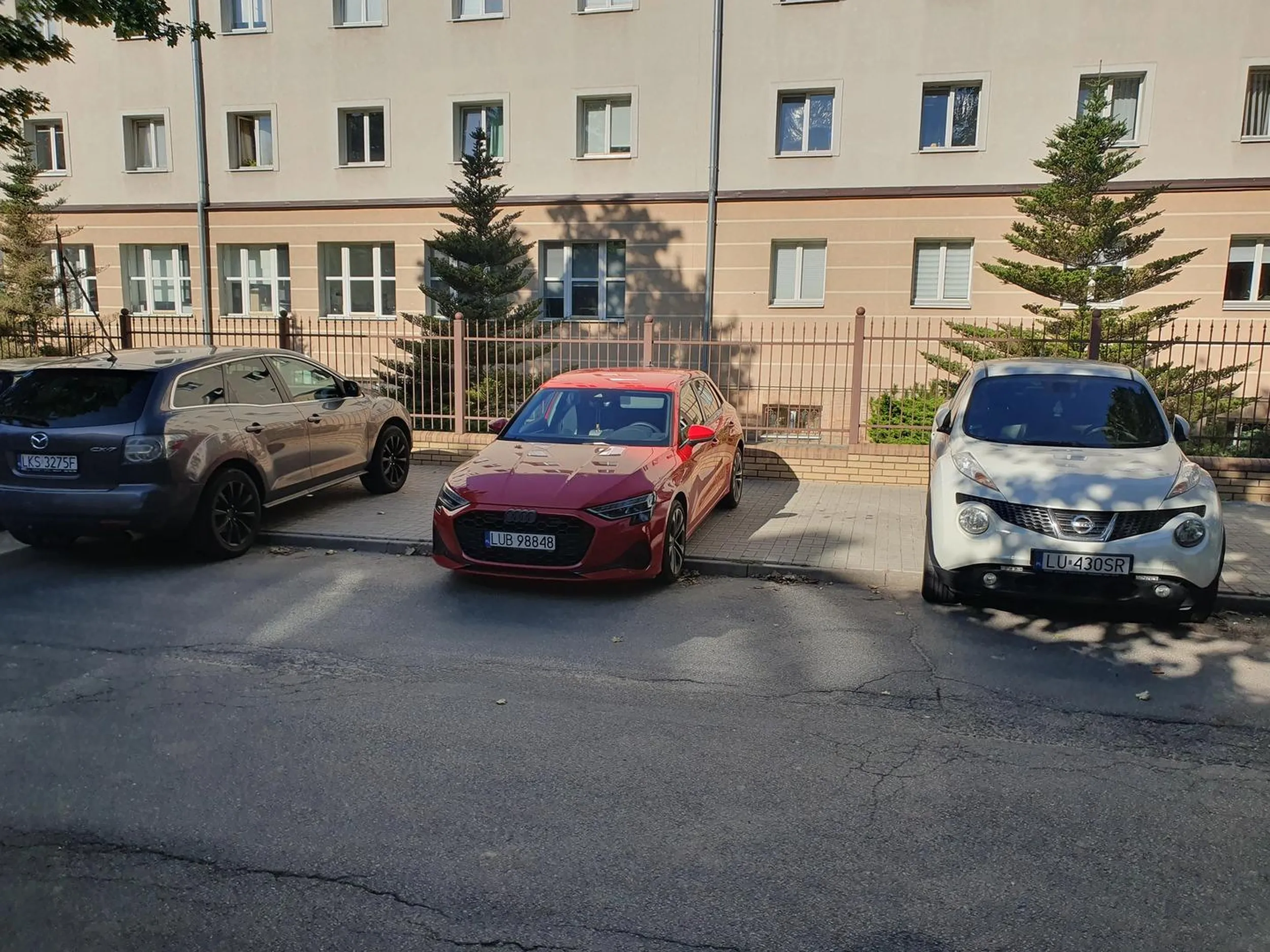 Ponownie Pan parkuje tak że zajmuje miejsca na dwa samochody. Gratuluję konsekwentności.