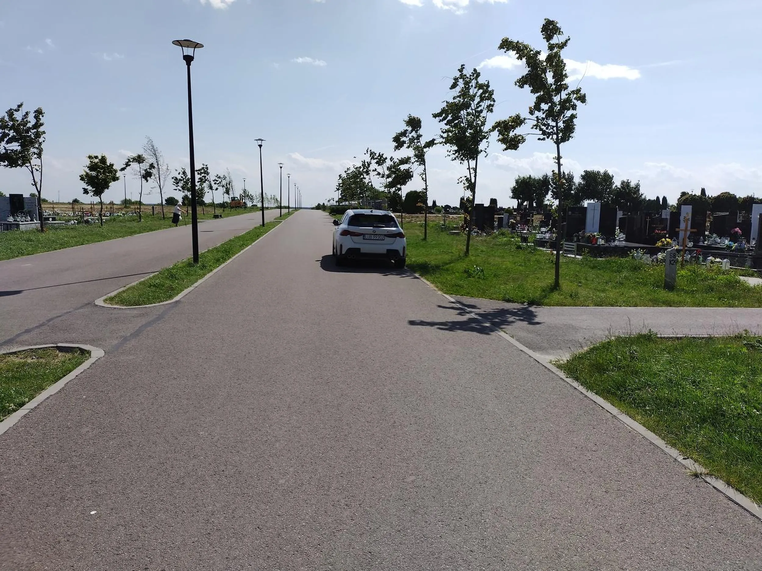 Marka zobowiązuje. Nie przejdą się tylko samochodem z dużą prędkością jadą pod sam grób. Ale inne osoby o laskach lub z niepełnosprawnością idą na piechotę. Żałosne dwie stare baby!