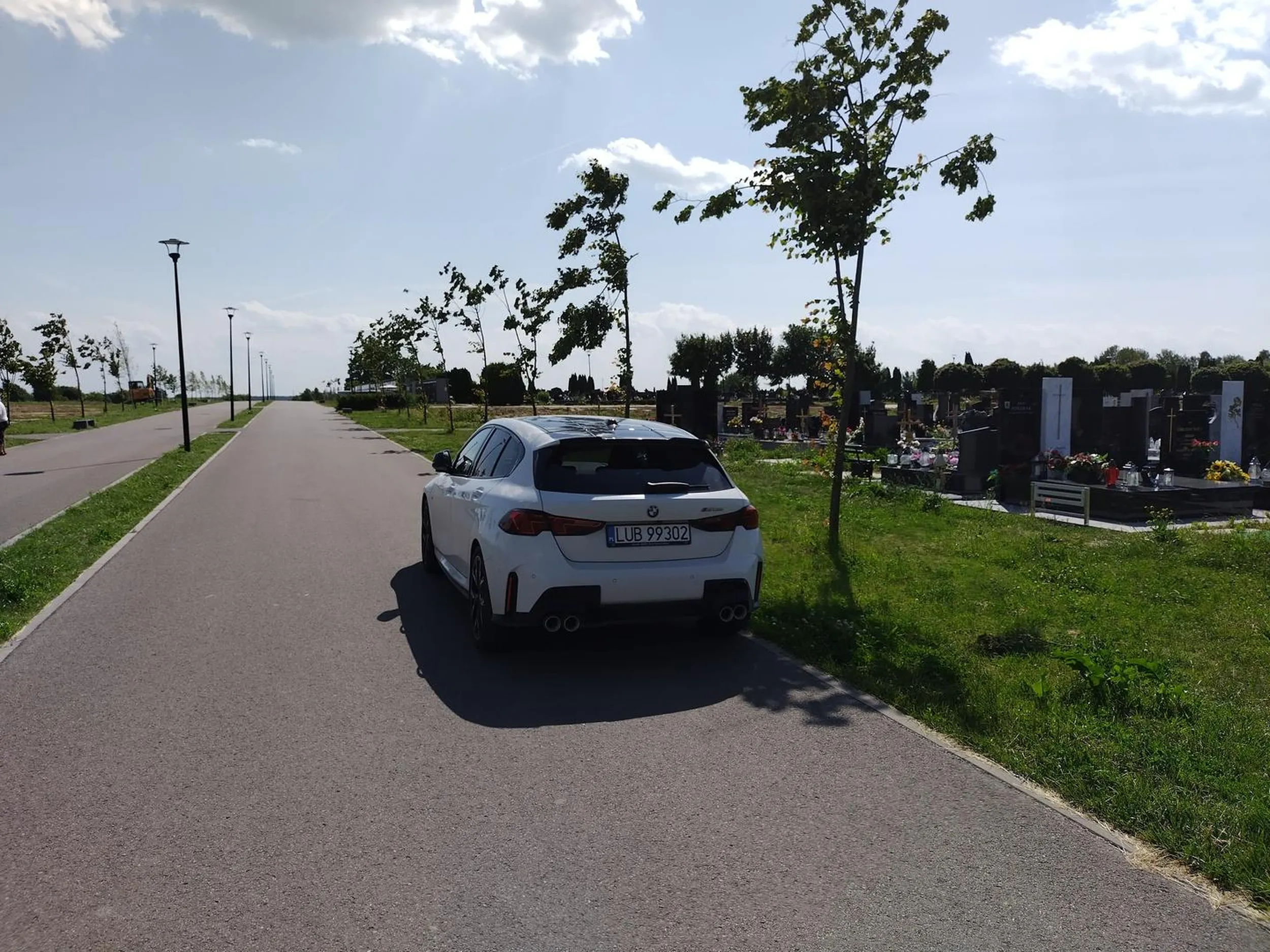 Marka zobowiązuje. Nie przejdą się tylko samochodem z dużą prędkością jadą pod sam grób. Ale inne osoby o laskach lub z niepełnosprawnością idą na piechotę. Żałosne dwie stare baby!