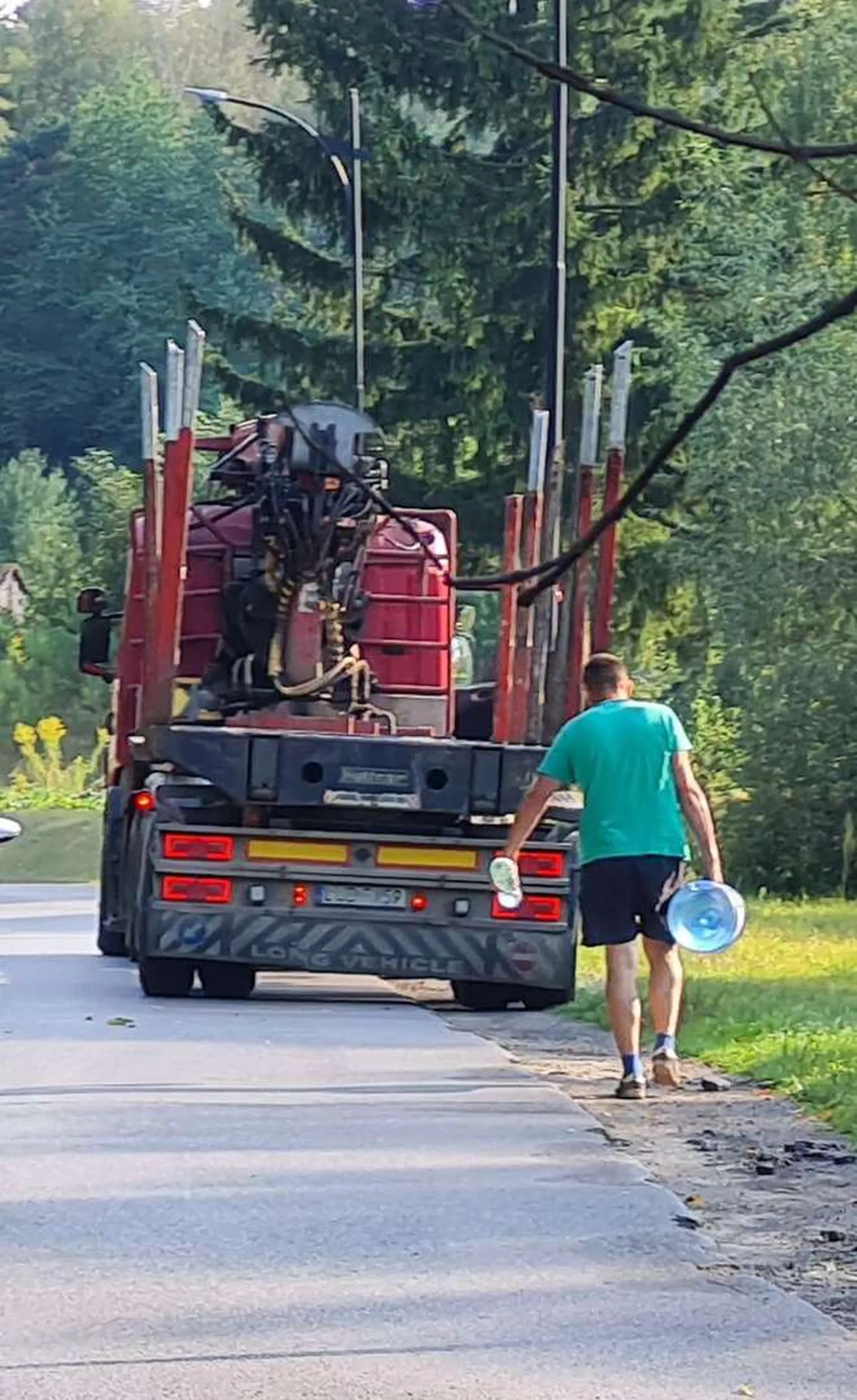 Jedzie środkiem ciężarówką ostro przekracza prędkość, nawet na zakrętach, zostawia na środku ciężarówkę z odpalonym silnikiem, po czym idzie sobie gdzieś