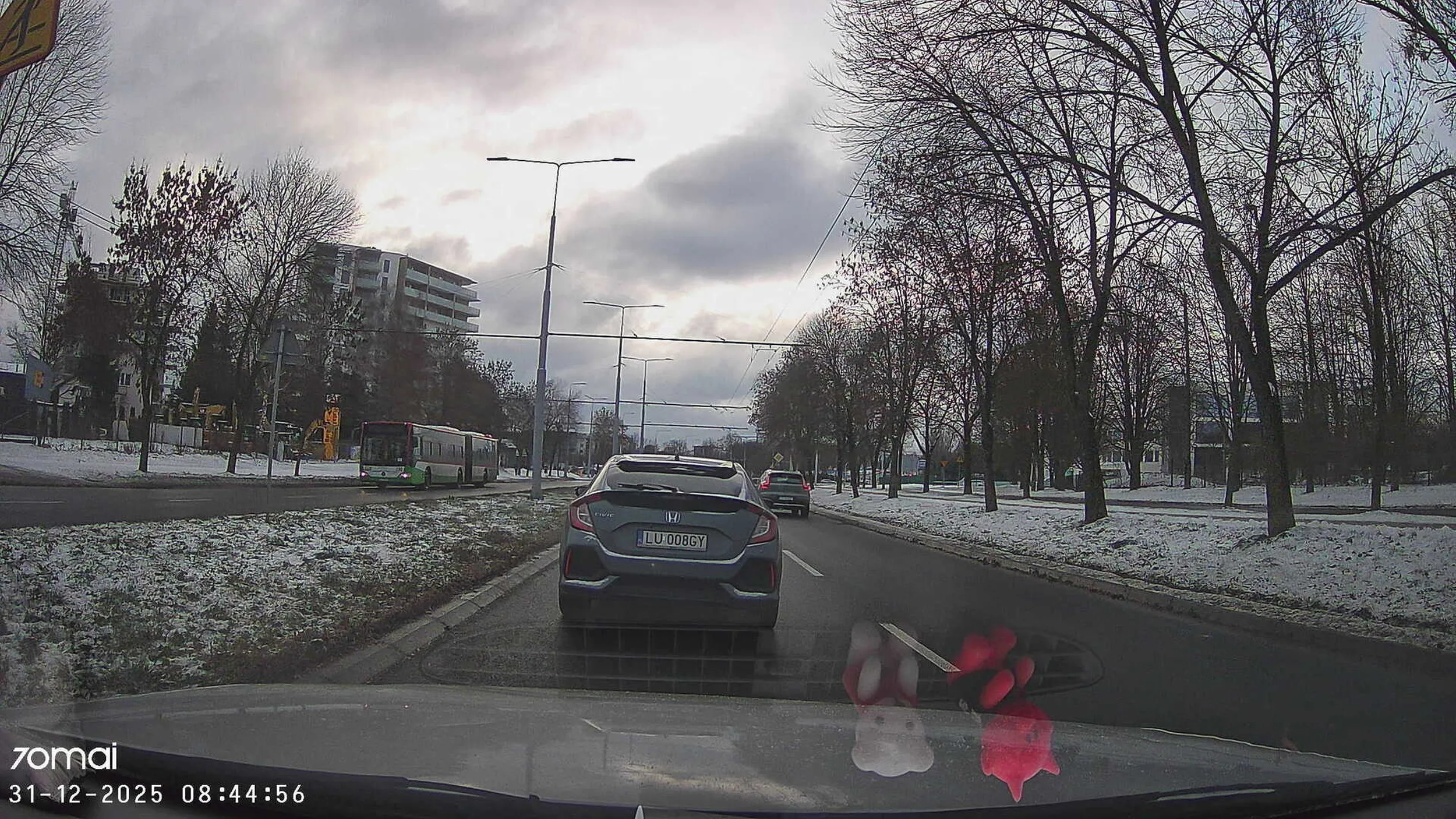 Blokuje lewy pas jazdą 30km/h żeby koncowo na rondzie zjechać na prawy przypomnę tylko że lewy pas służy do wyprzedzania a nie ślimaczenia się BLONDYNKO