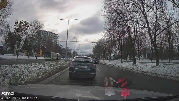 Blokuje lewy pas jazdą 30km/h żeby koncowo na rondzie zjechać na prawy przypomnę tylko że lewy pas służy do wyprzedzania a nie ślimaczenia się BLONDYNKO