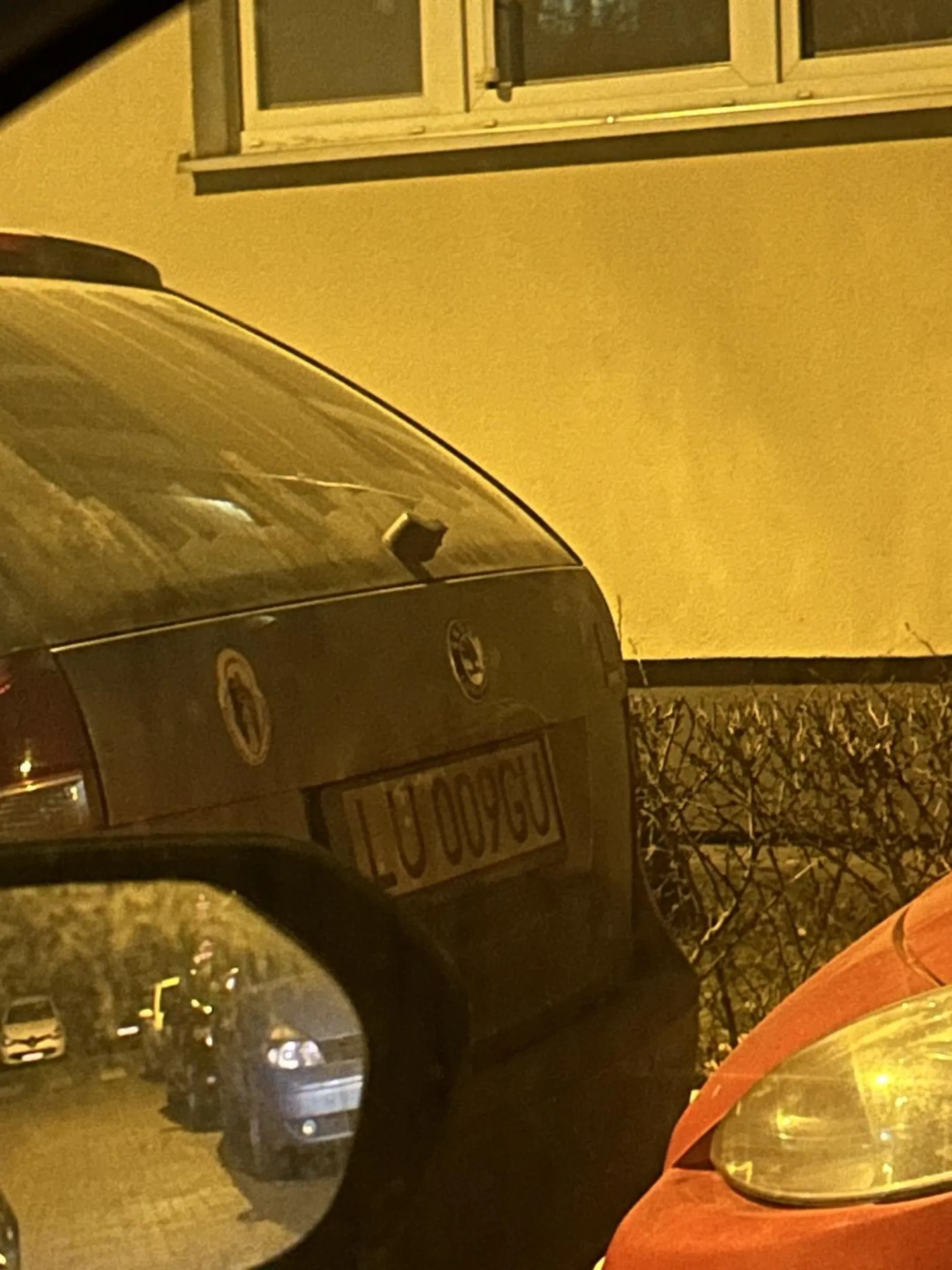 Parkuje pojazd tak, że nie przyjedzie żądny samochód