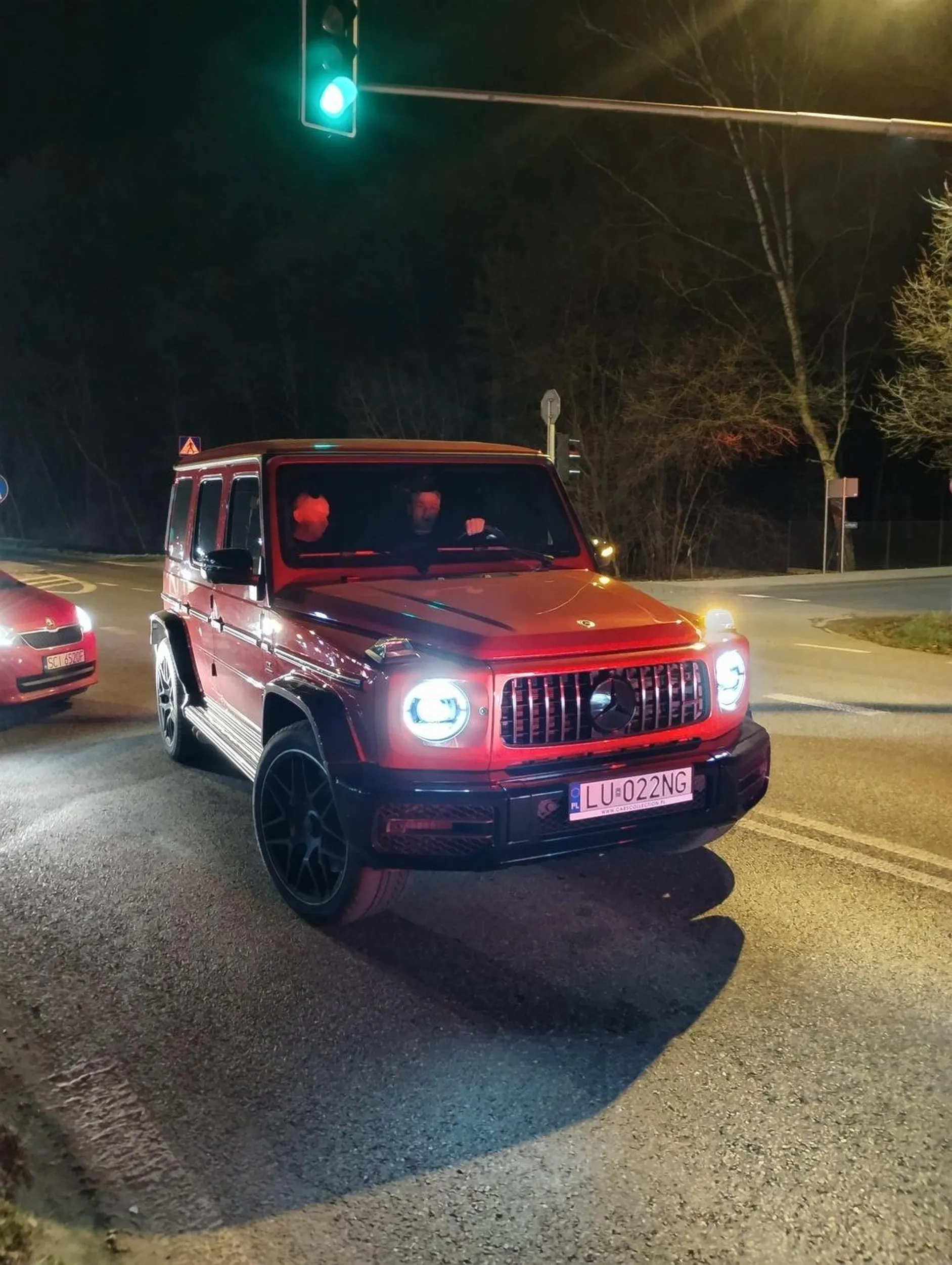 Autem jechało dwóch podejrzanych typów. Lecieli przez Książenice do Żółwina (mazowieckie) drogą powiatową z ograniczeniem do 70 km/h. Lecieli dosłownie,.bo to było przynajmniej drugie tyle. Ledwo wyhamowali przed autem, które jechało przed nimi.