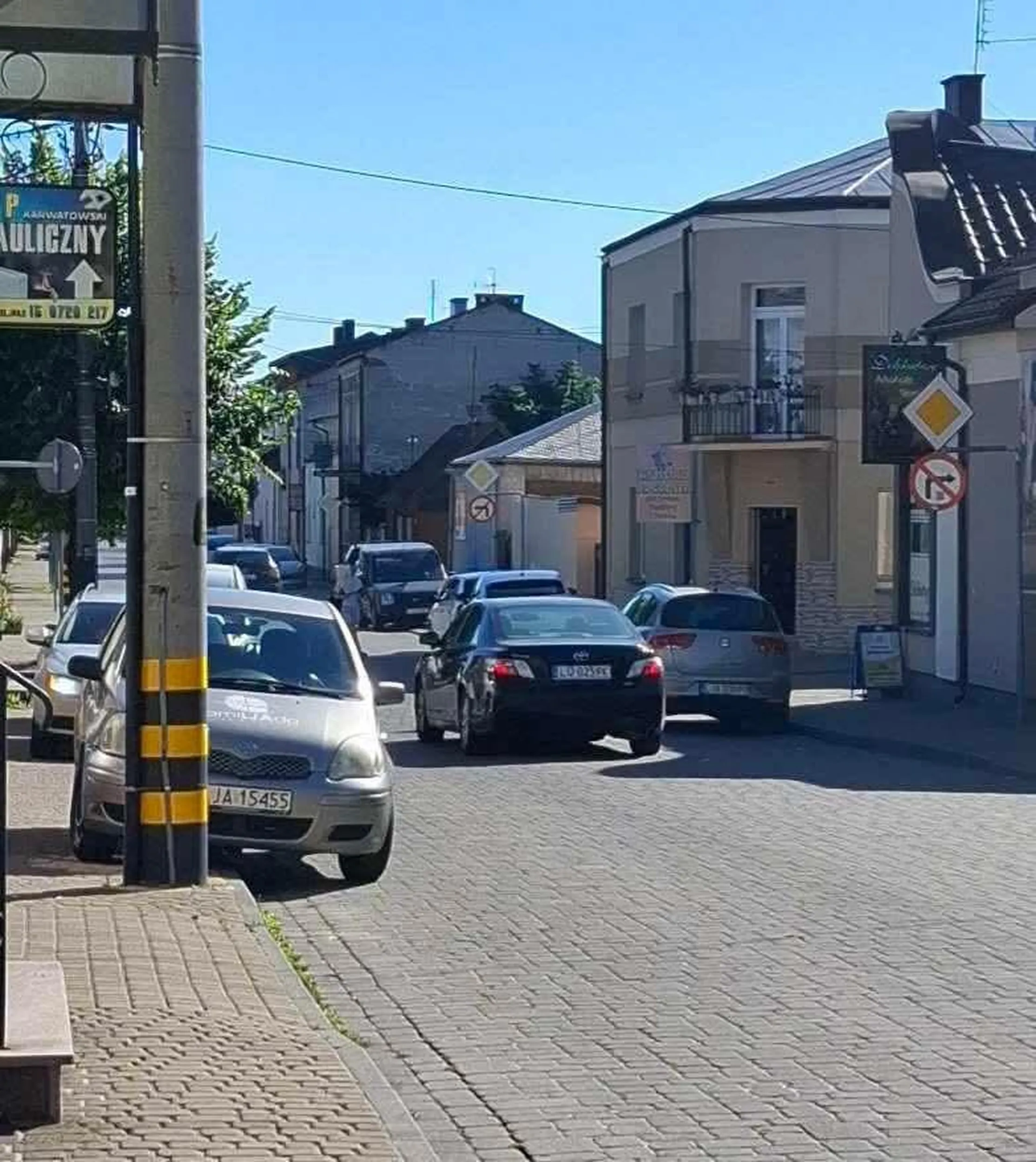 Kobieta nie potrafiąca jeździć, o mały włos nie potrąciła ludzi na przejściu. Dziecko odskoczyło na bok że strachu! Patologia za kierownicą