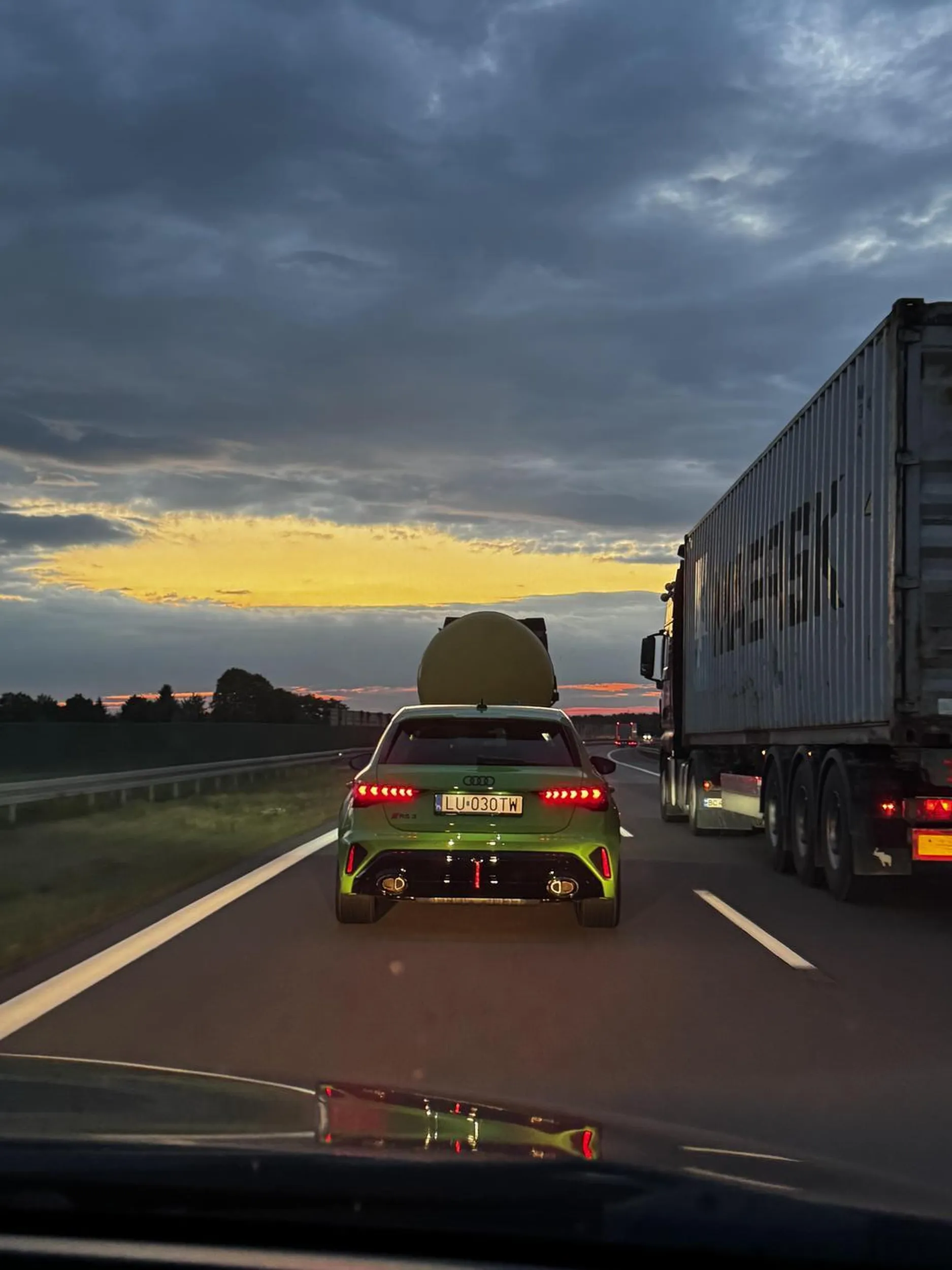 Kierowca bez wyobraźni. Na autostradzie podczas wymijania się ciężarówek migał długimi światłami by go puścić - nie wiem ile sekund w swoim życiu zyskał, lecz prawie całował rejestrację ciężarówki. Mam nadzieję, że spokojnie dojechał do domu nie powodując żadnego wypadku drogowego.