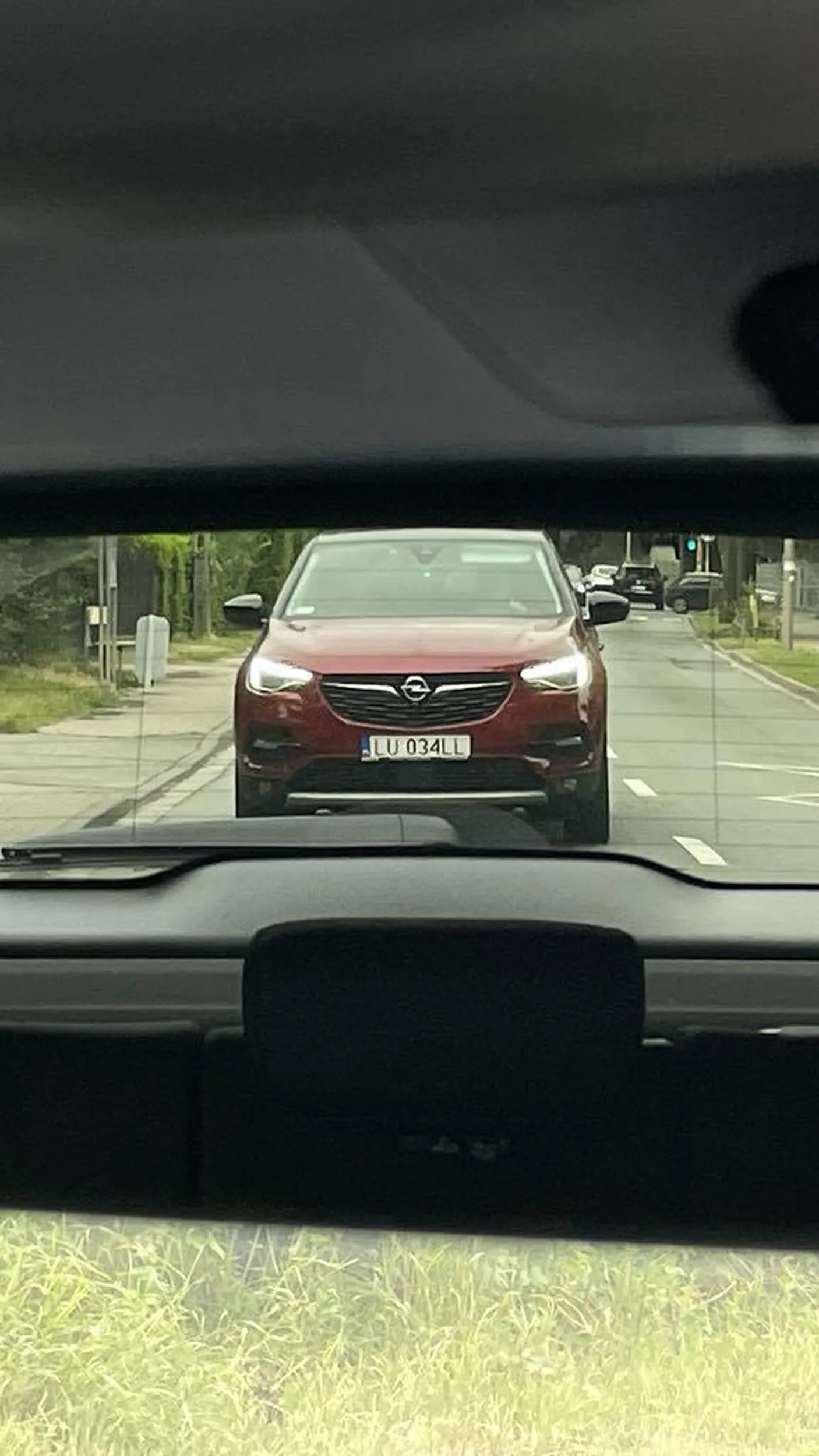 Kierowca przejechał po chodniku (przy szkole tak swoją drogą) omijając samochód skręcający w lewo. Koniecznie musiał go minąć żeby dojechać do pozostałych samochodów stających w korku, bo akurat jechał pociąg. Totalnie głupi i niepotrzebny manewr. Życzę więcej cierpliwości na drodze, bo jak kiedyś jakieś dziecko wyskoczy na takim chodniku to będzie ciężko.