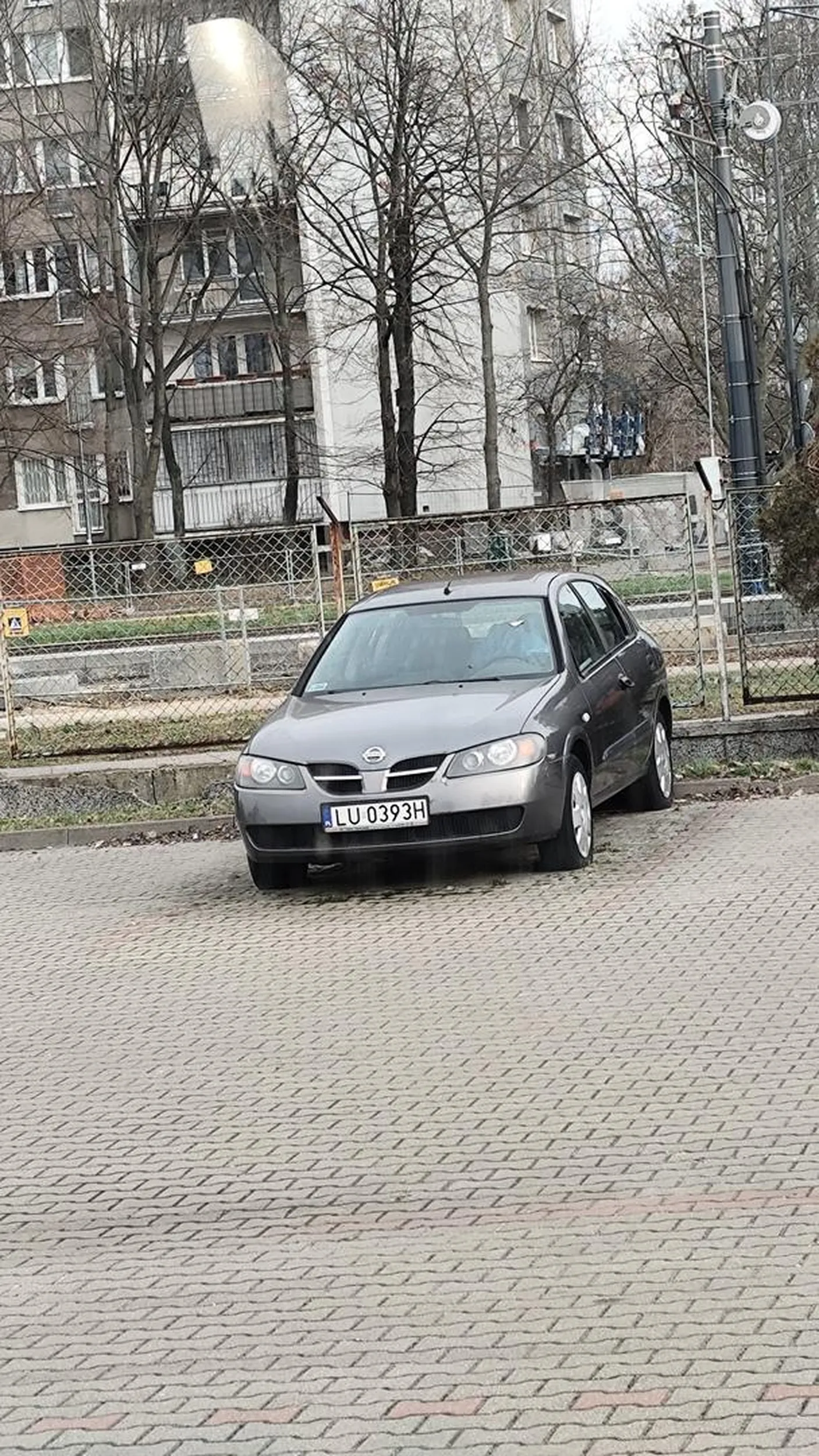 Samochód kwitnie i degraduje na parkingu szpitala IPIN na Sobieskiego w Warszawie.