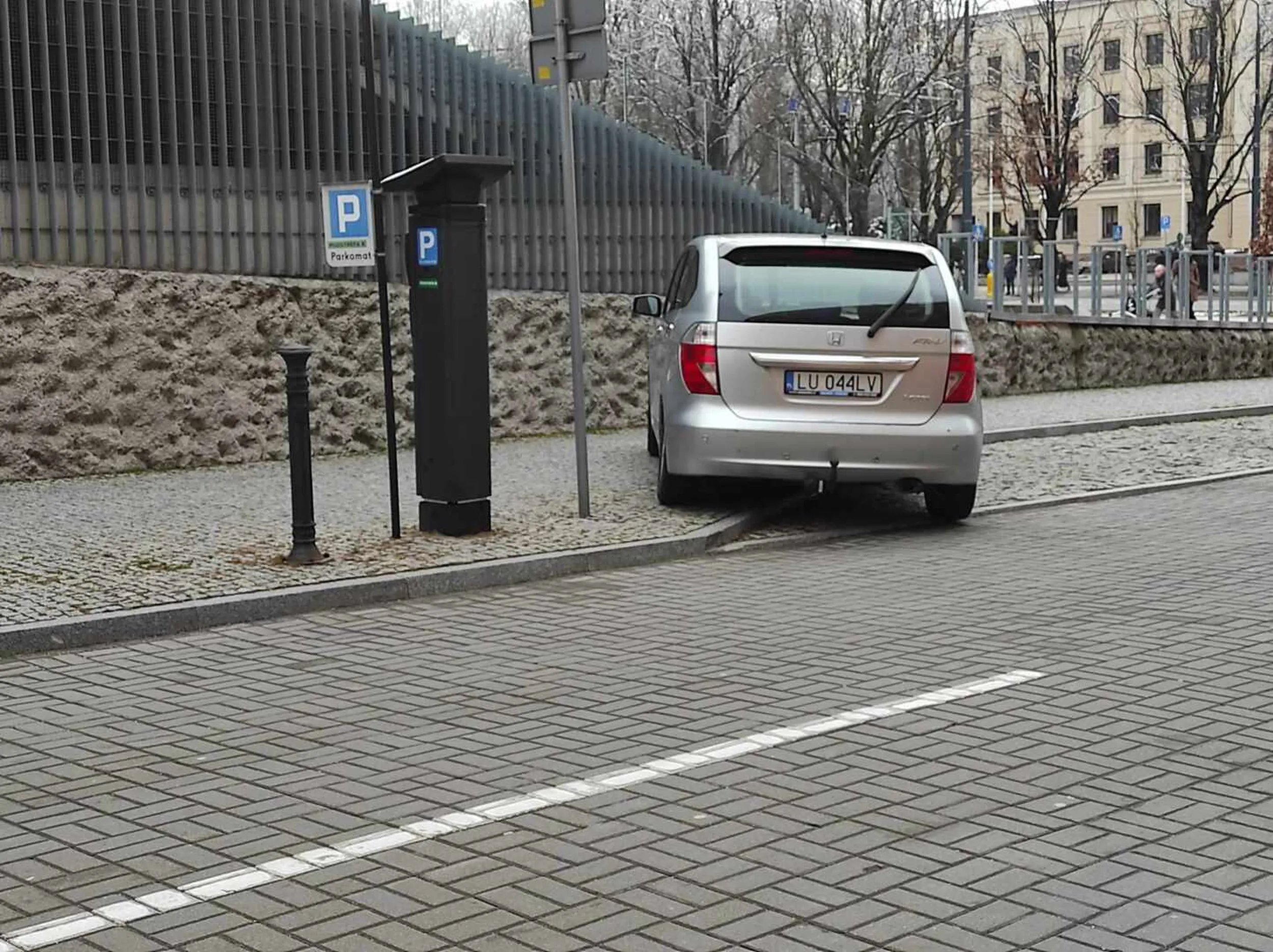 W takiej sytuacji powinien płacić chyba tylko połowę ;)