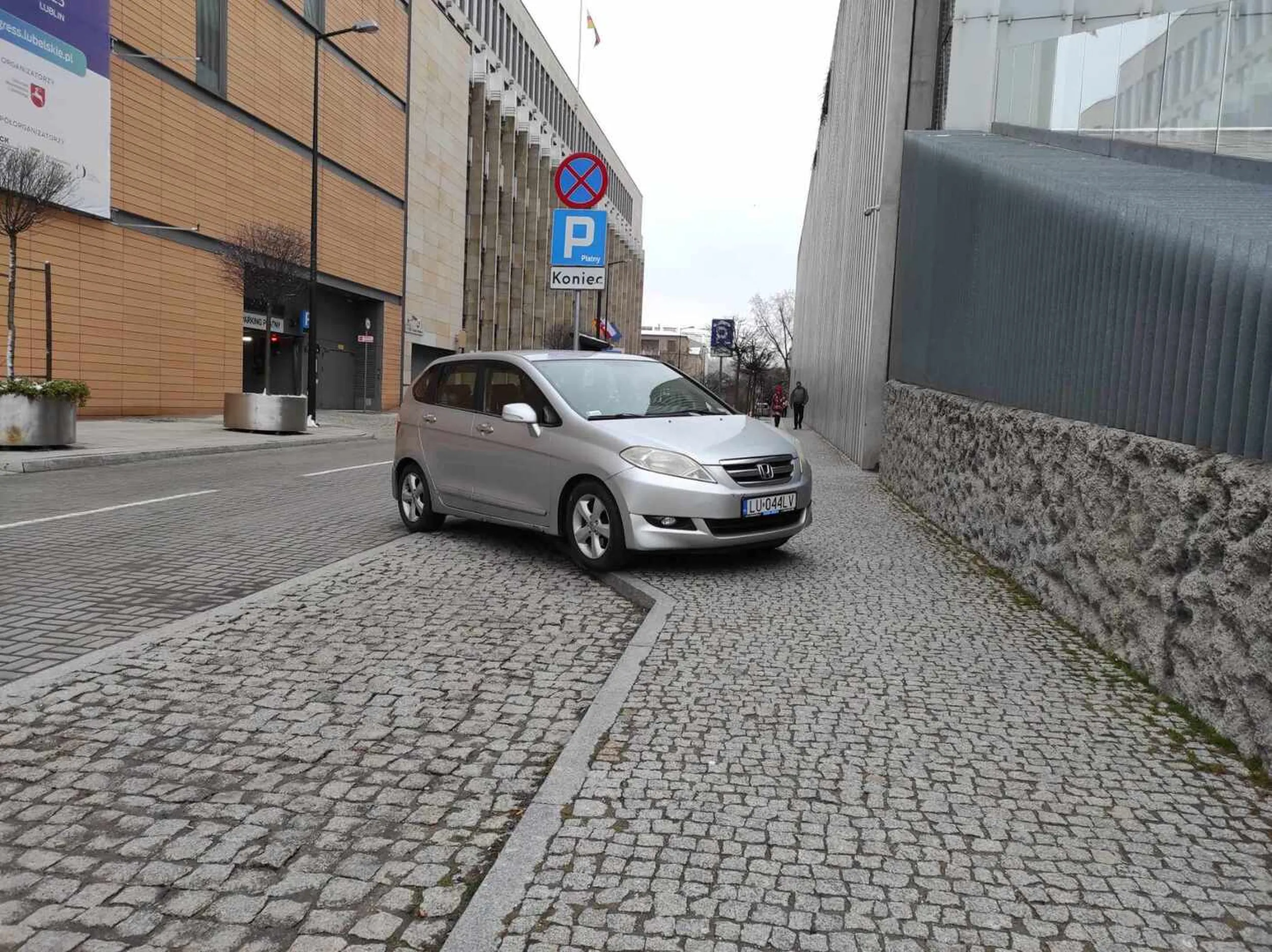 W takiej sytuacji powinien płacić chyba tylko połowę ;)